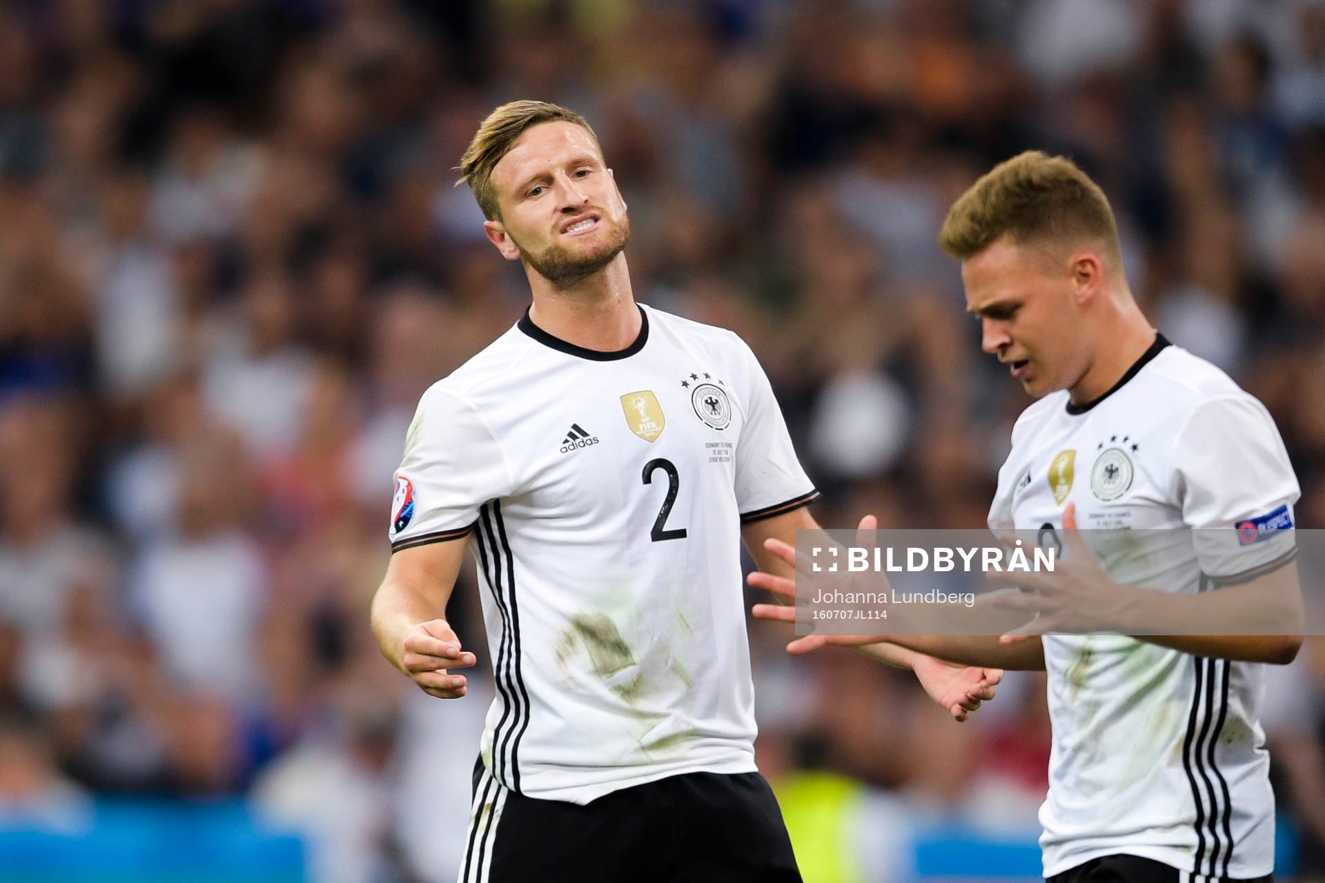 Tysklands Shkodran Mustafi och Joshua Kimmich deppar