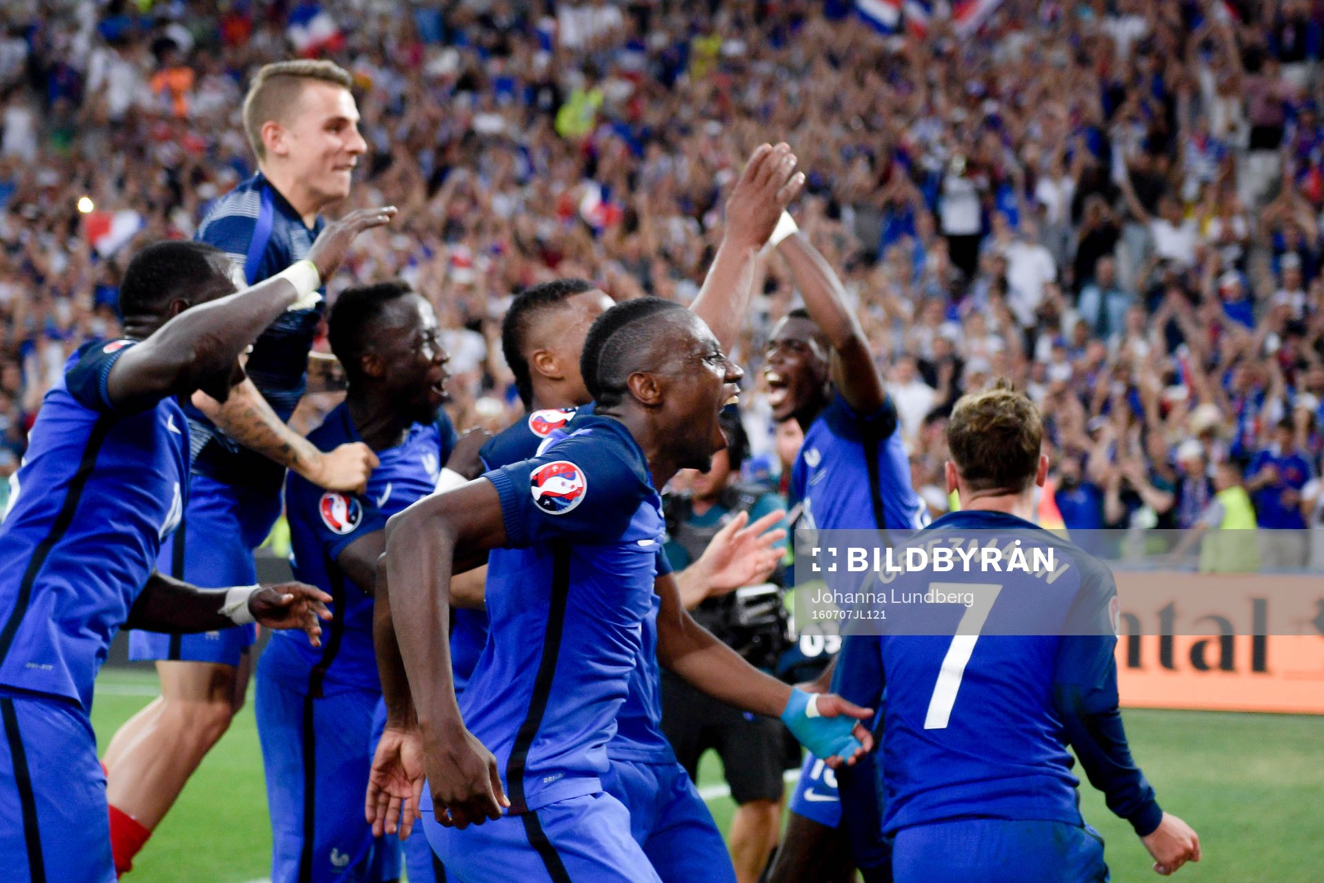 Frankrikes spelare jublar efter semifinalen mellan Tyskland och Frankrike under fotbolls-EM den 7 juli 2016 i Lyon.