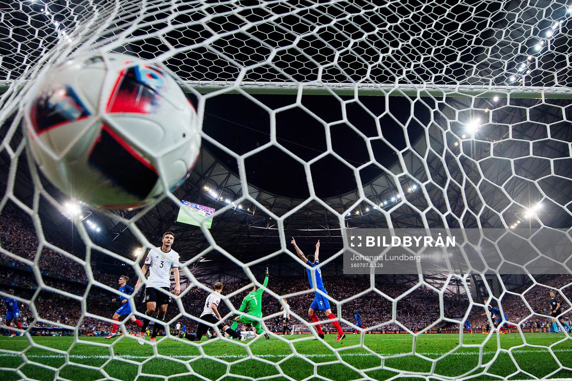 Frankrikes Olivier Giroud (th) jublar
