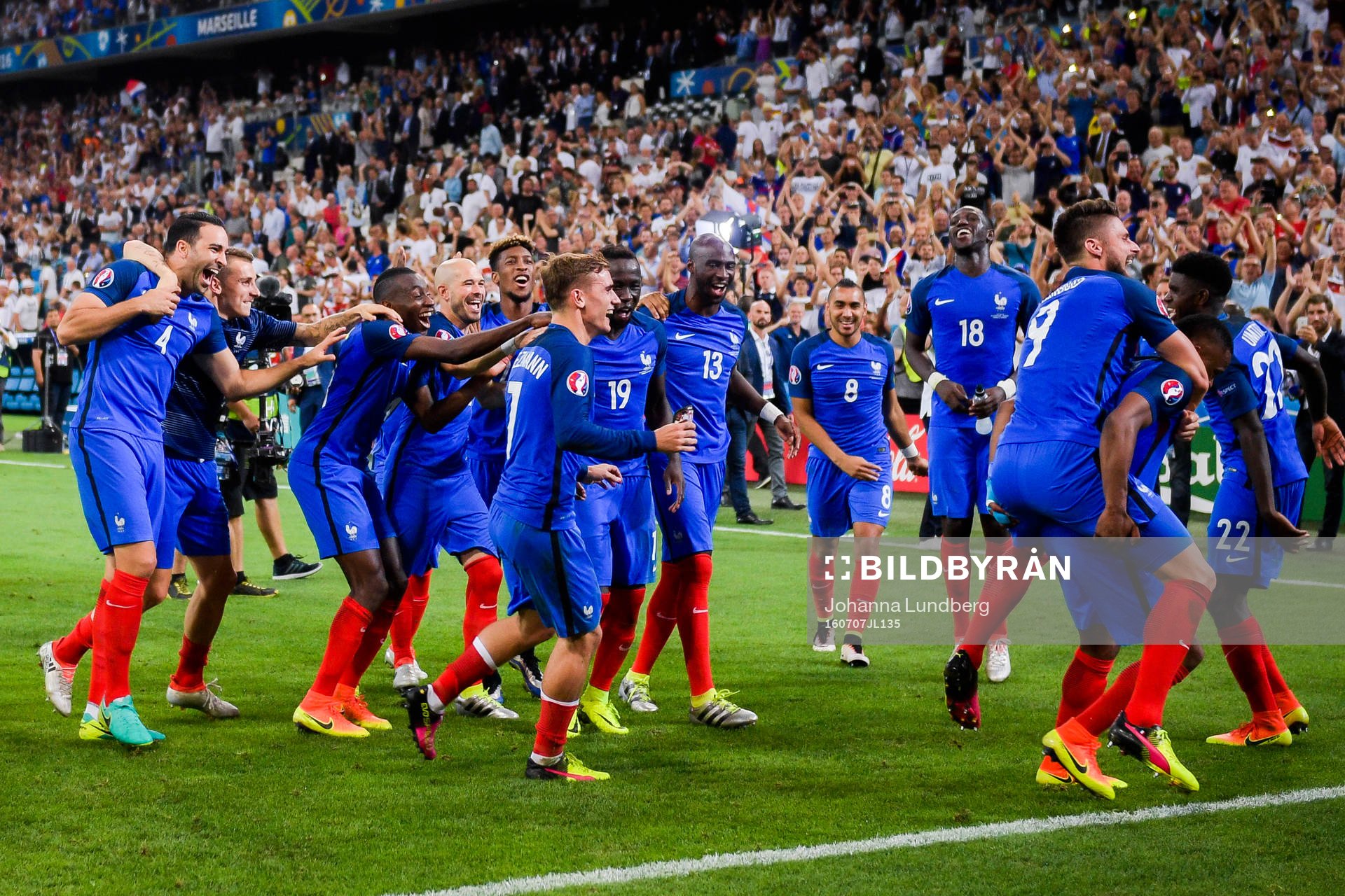 Frankrikes spelare  jublar