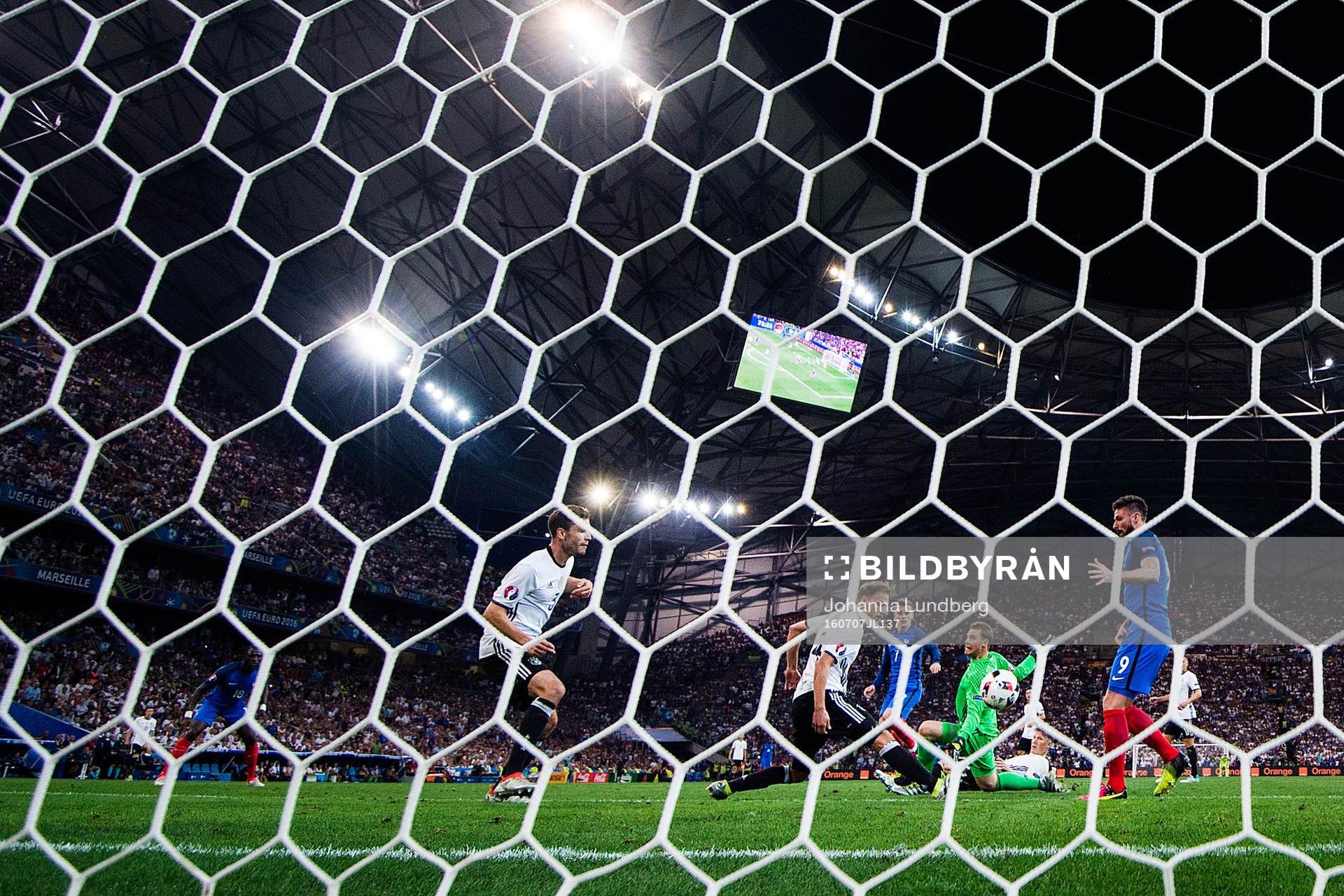 Frankrikes Antoine Griezmann (m) gör 2-0 bakom Tysklands