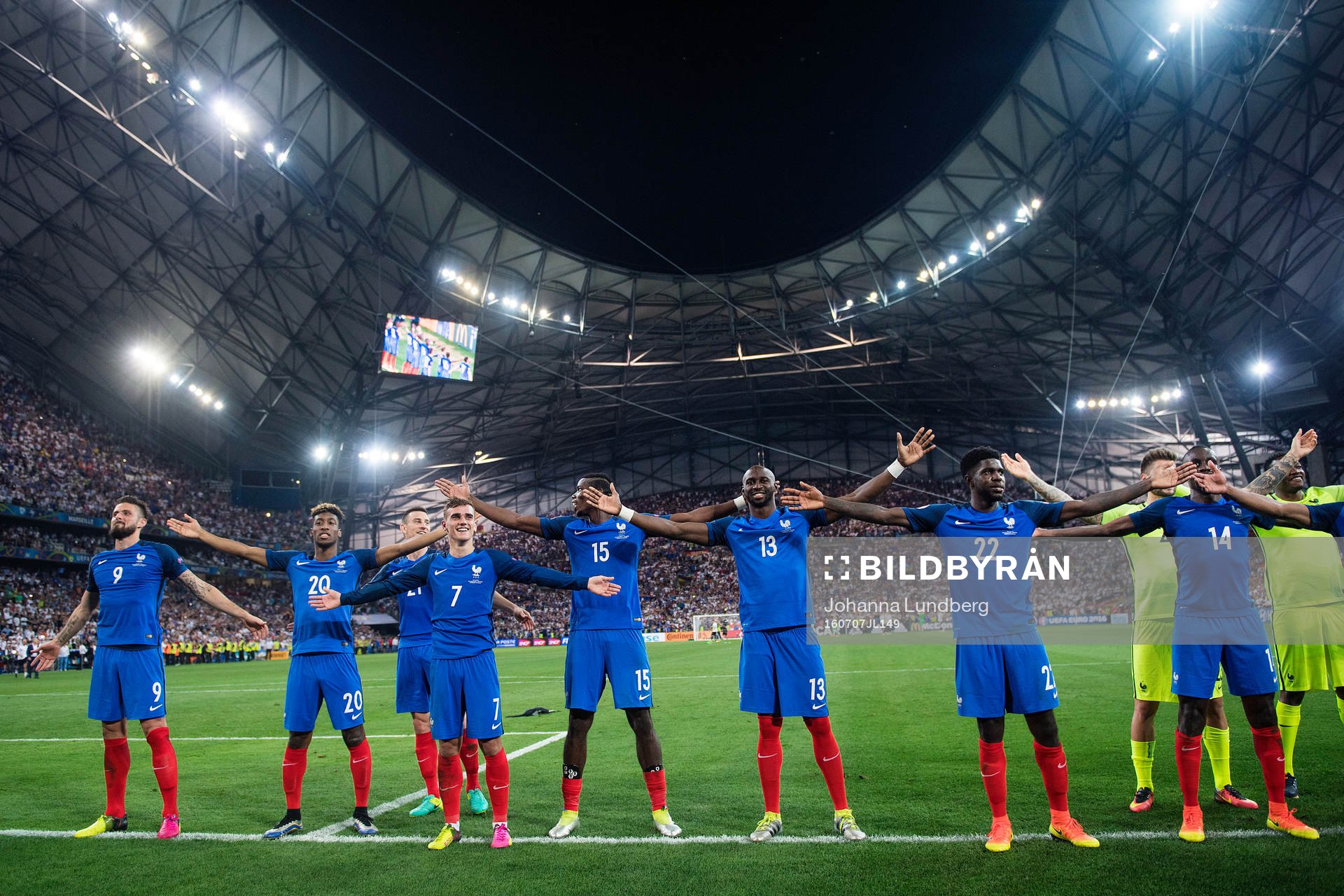 Frankrikes spelare med Antoine Griezmann, Paul Pogba, Kingsley Coman, Eliaquim Mangala, Samuel Umtiti, Blaise Matuidi, Patrice Evra jublar med publiken efter semifinalen mellan Tyskland och Frankrike under fotbolls-EM den 7 juli 2016 i Marseille.