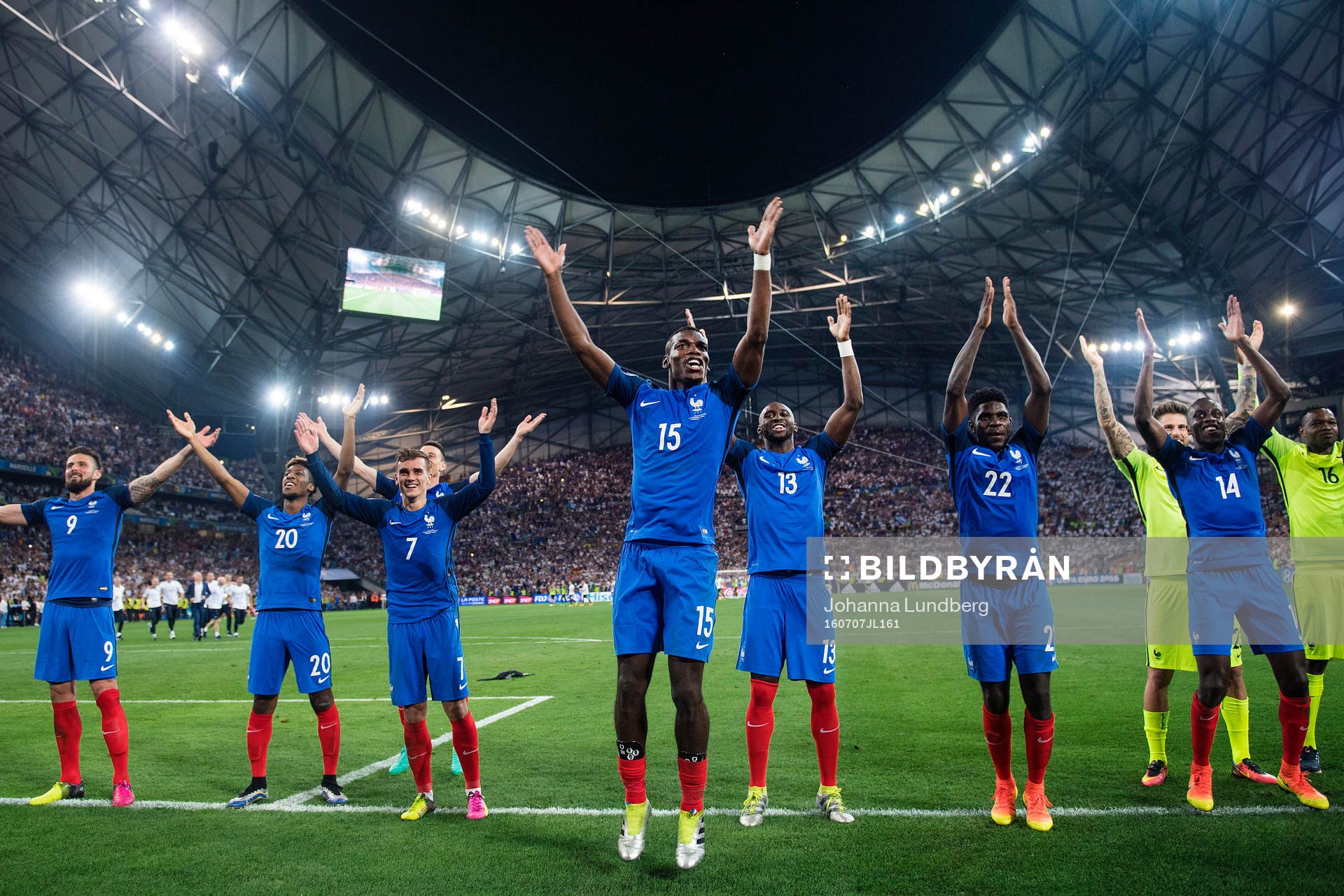 Frankrikes spelare med Antoine Griezmann, Paul Pogba, Kingsley Coman, Eliaquim Mangala, Samuel Umtiti, Blaise Matuidi jublar med publiken efter semifinalen mellan Tyskland och Frankrike under fotbolls-EM den 7 juli 2016 i Marseille.