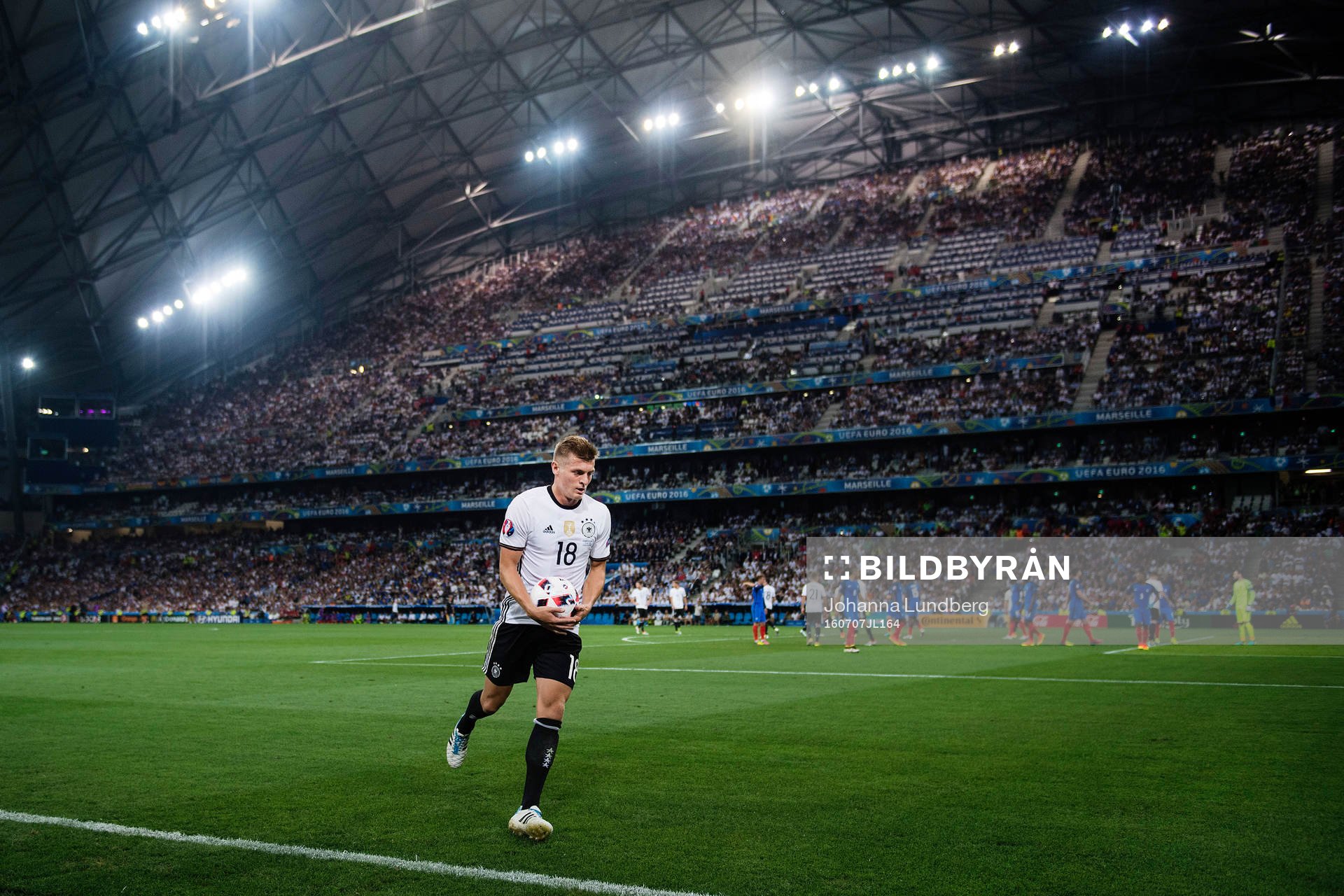 Tysklands Toni Kroos gör sig redo för en hörna
