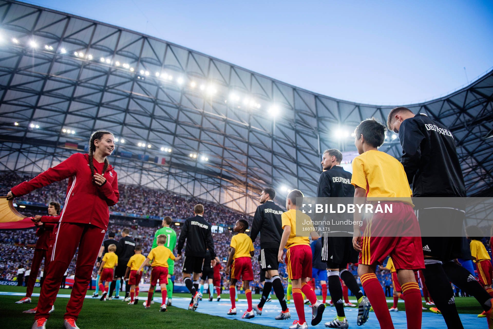 Tysklands spelare går in på Stade de Velodrome