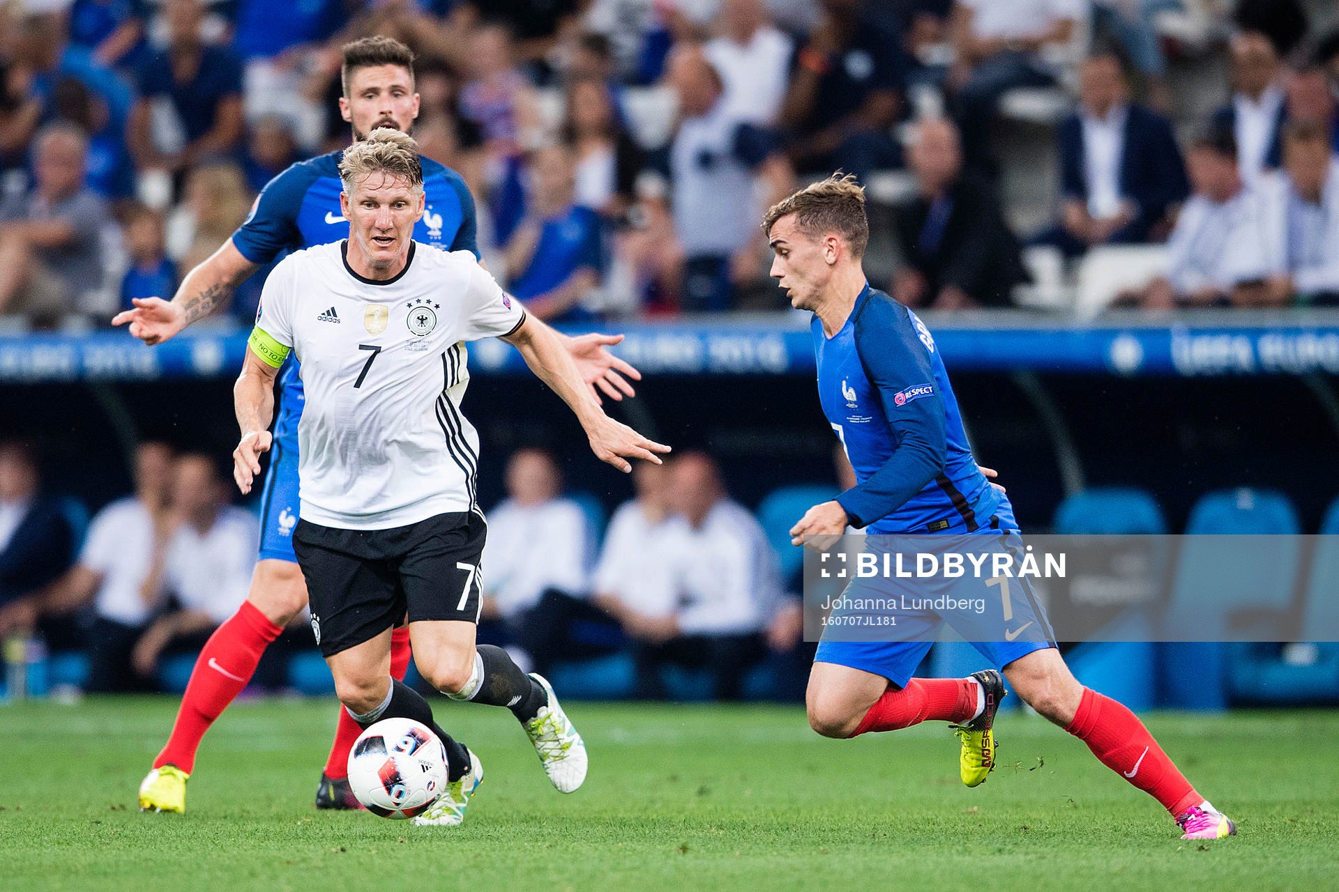 Tysklands Bastian Schweinsteiger utmanar Frankrikes Antoine