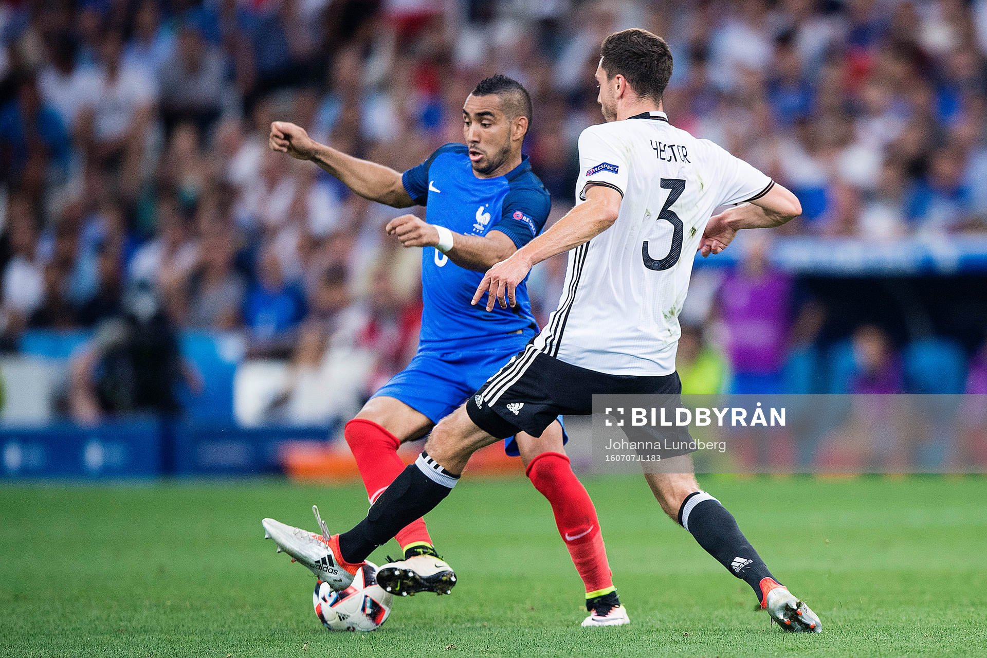 Frankrikes Dimitri Payet mot Tysklands Jonas Hector under semifinalen mellan Tyskland och Frankrike under fotbolls-EM den 7 juli 2016 i Marseille.
