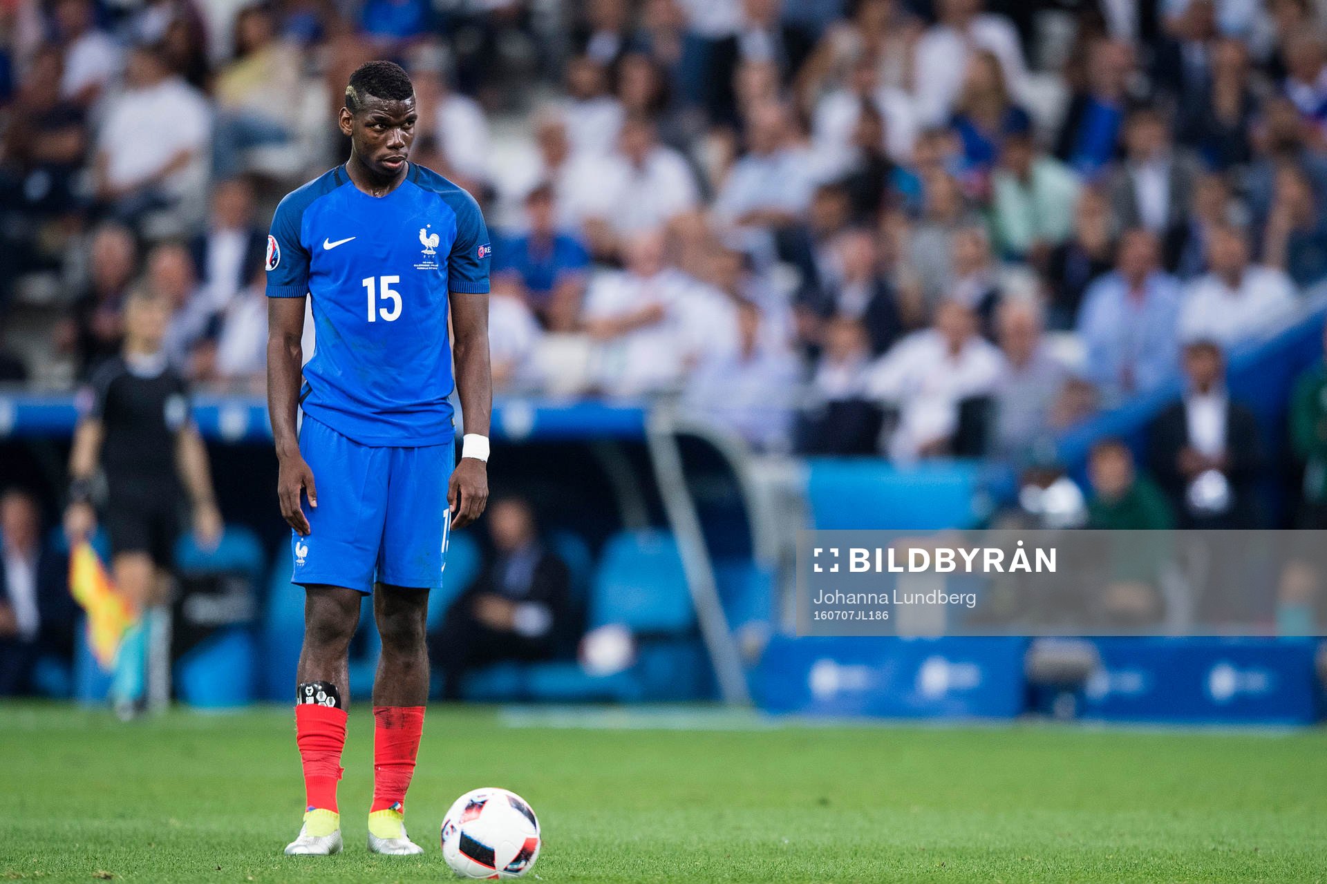 Frankrikes Paul Pogba gör sig redo för en frispark
