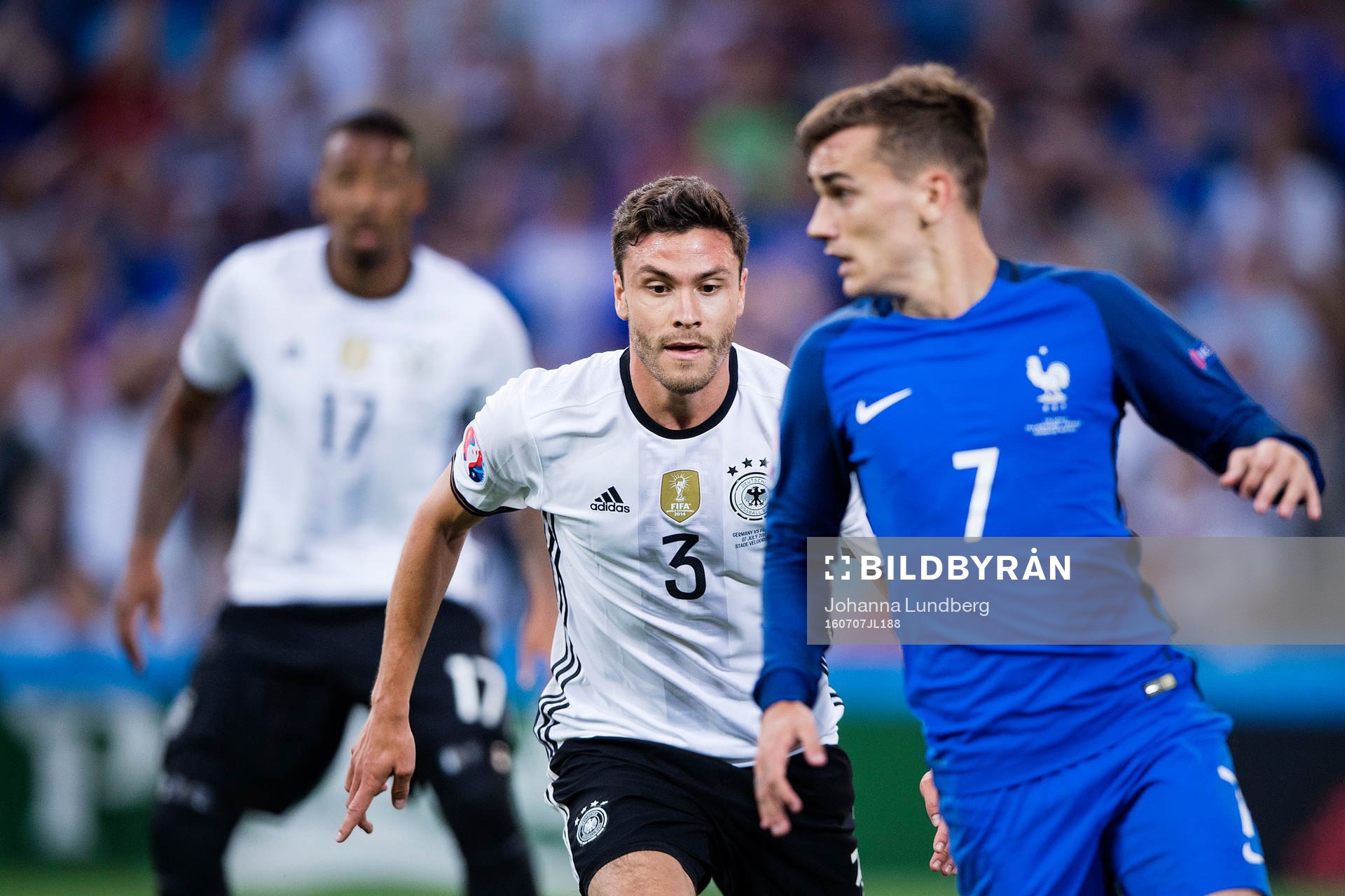 Frankrikes Antoine Griezmann jagas av Tysklands Jonas Hector under semifinalen mellan Tyskland och Frankrike under fotbolls-EM den 7 juli 2016 i Marseille.
