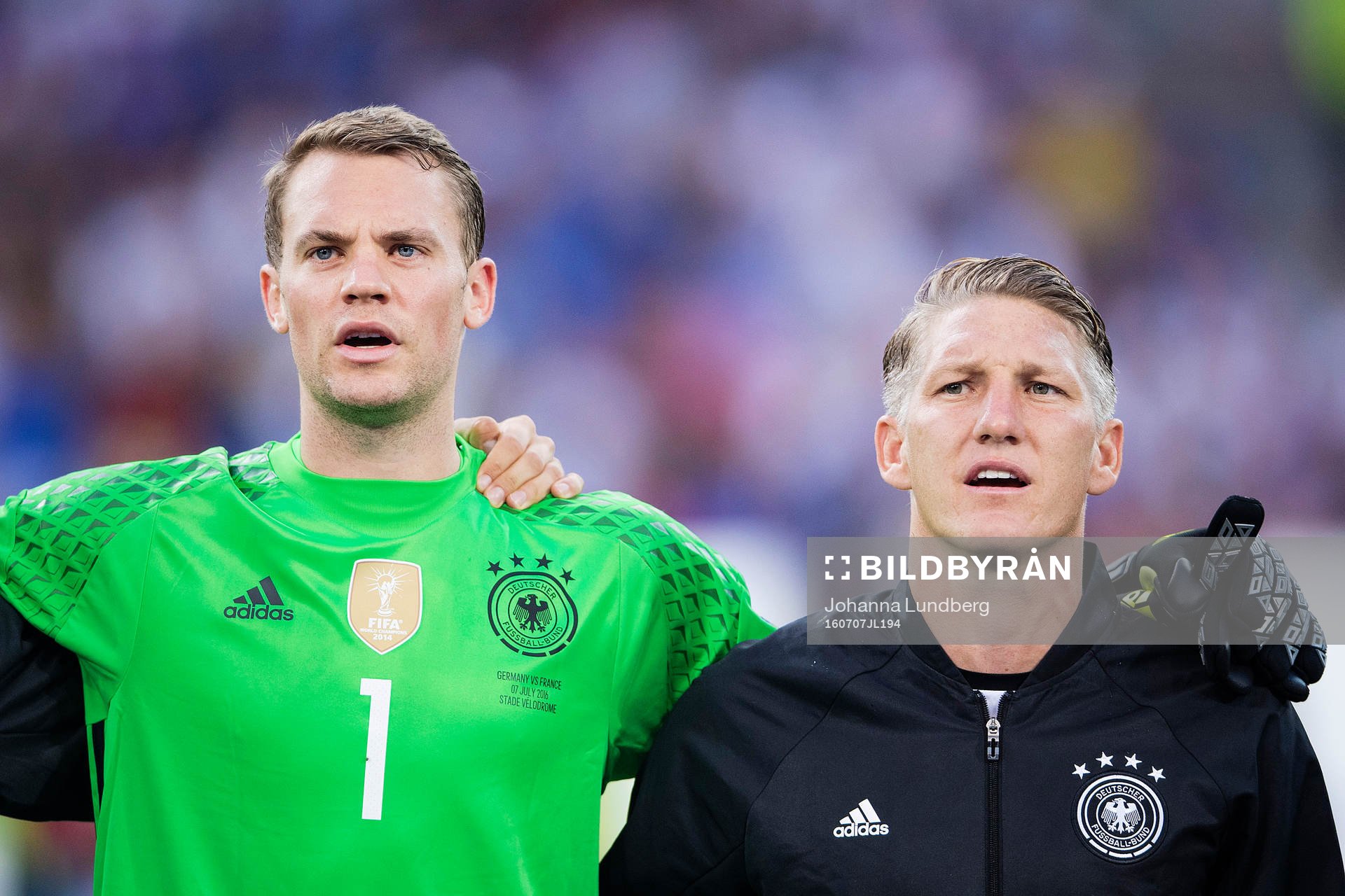 Tysklands målvakt Manuel Neuer och Bastian Schweinsteiger