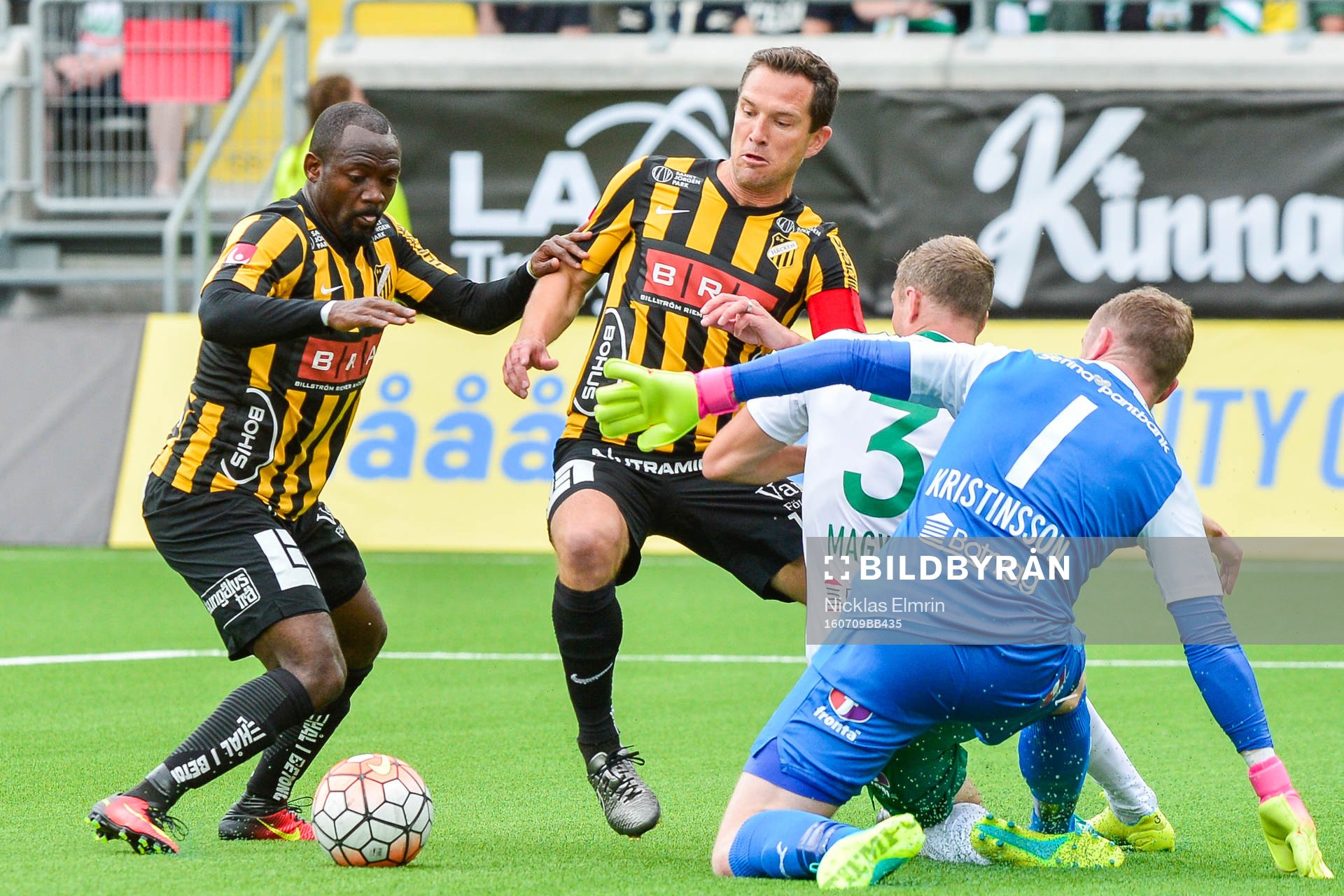 Häckens  John Owoeri oroar framför Hammarbys målvakt