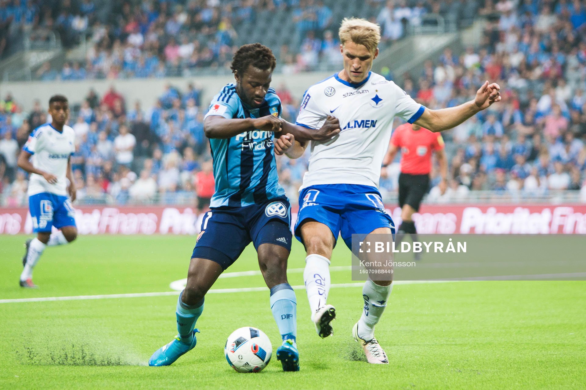 Djurgårdens Amadou Jawo i kamp om bollen med Norrköpings