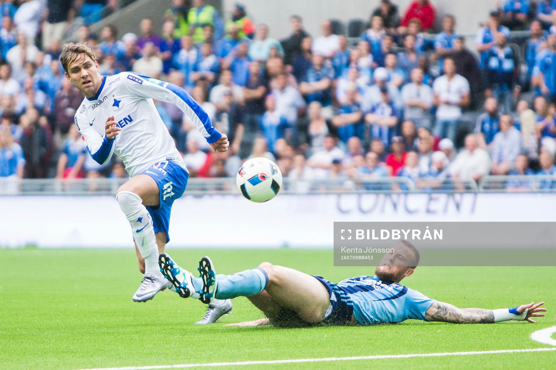 Norrköpings Christoffer Nyman i kamp om bollen med