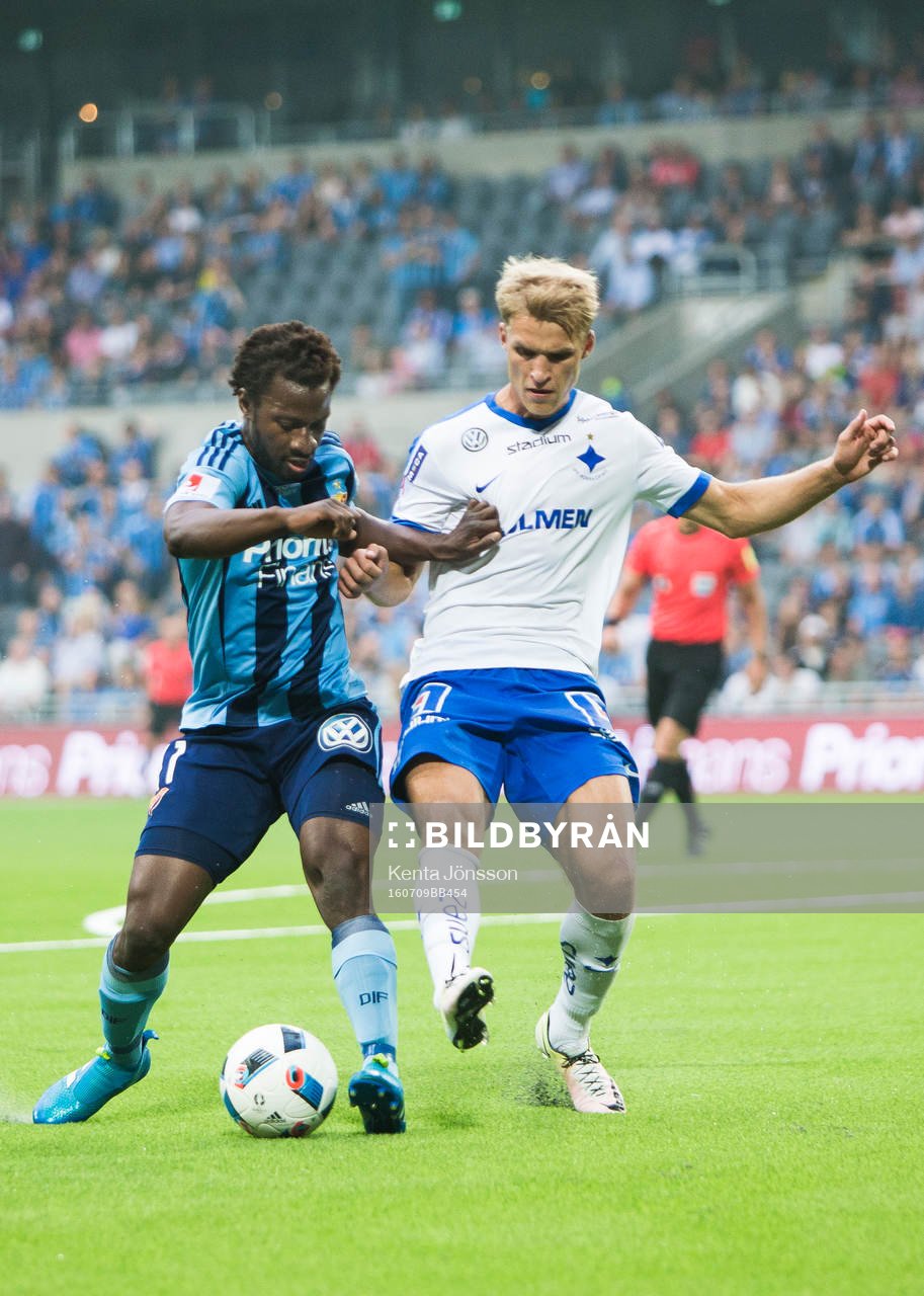 Djurgårdens Amadou Jawo i kamp om bollen med Norrköpings