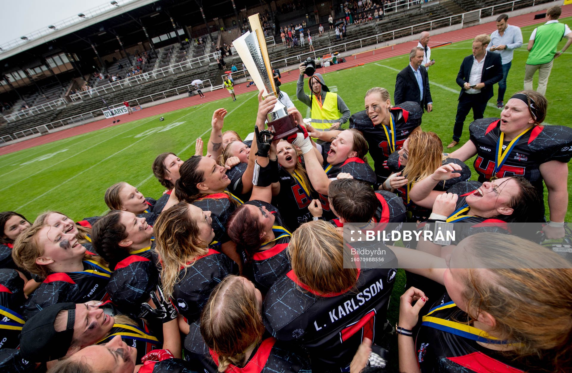 Spelarna från Örebro black night lyfter SM pokalen