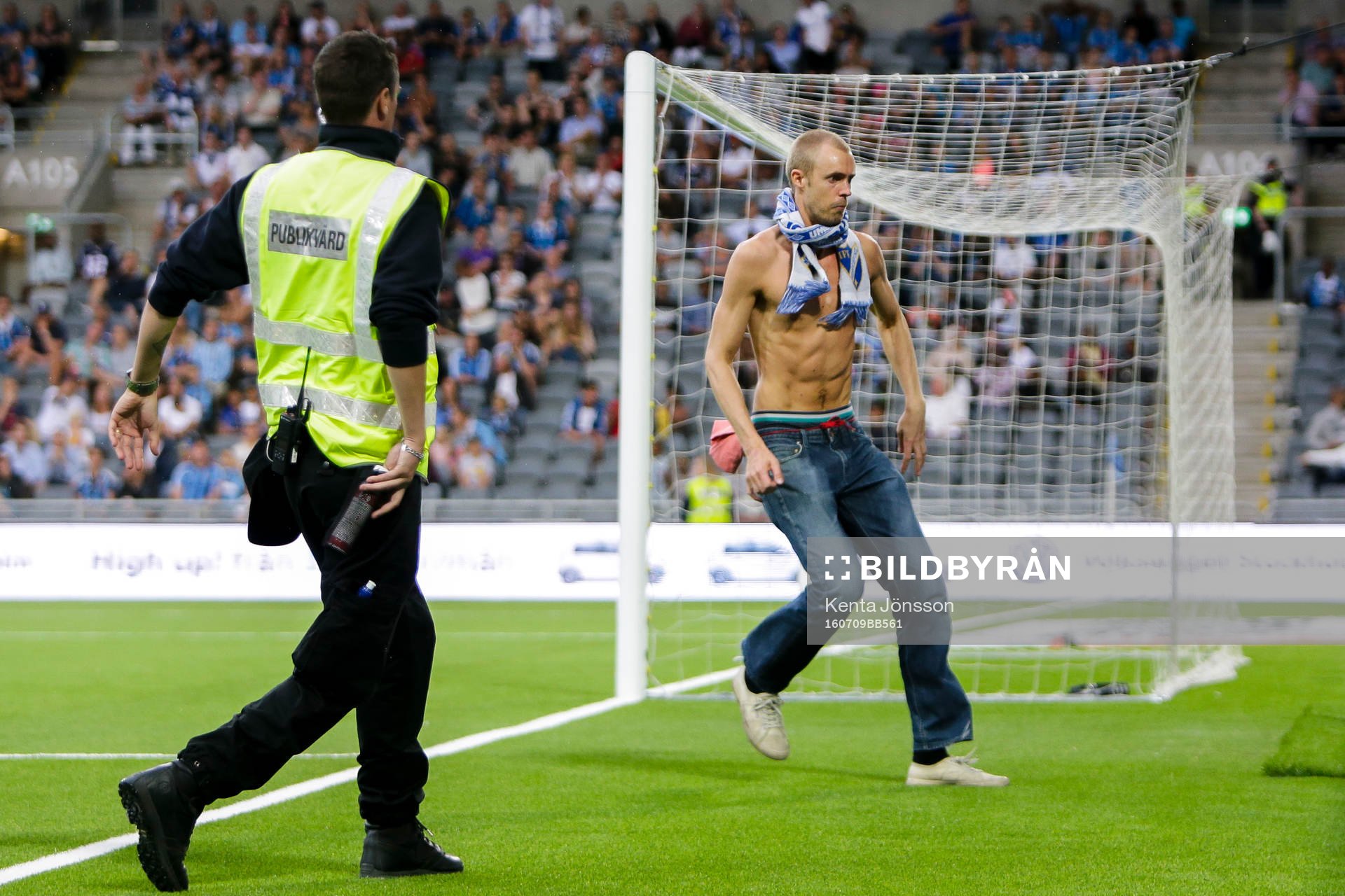 Norrköpings supporter stormar planen