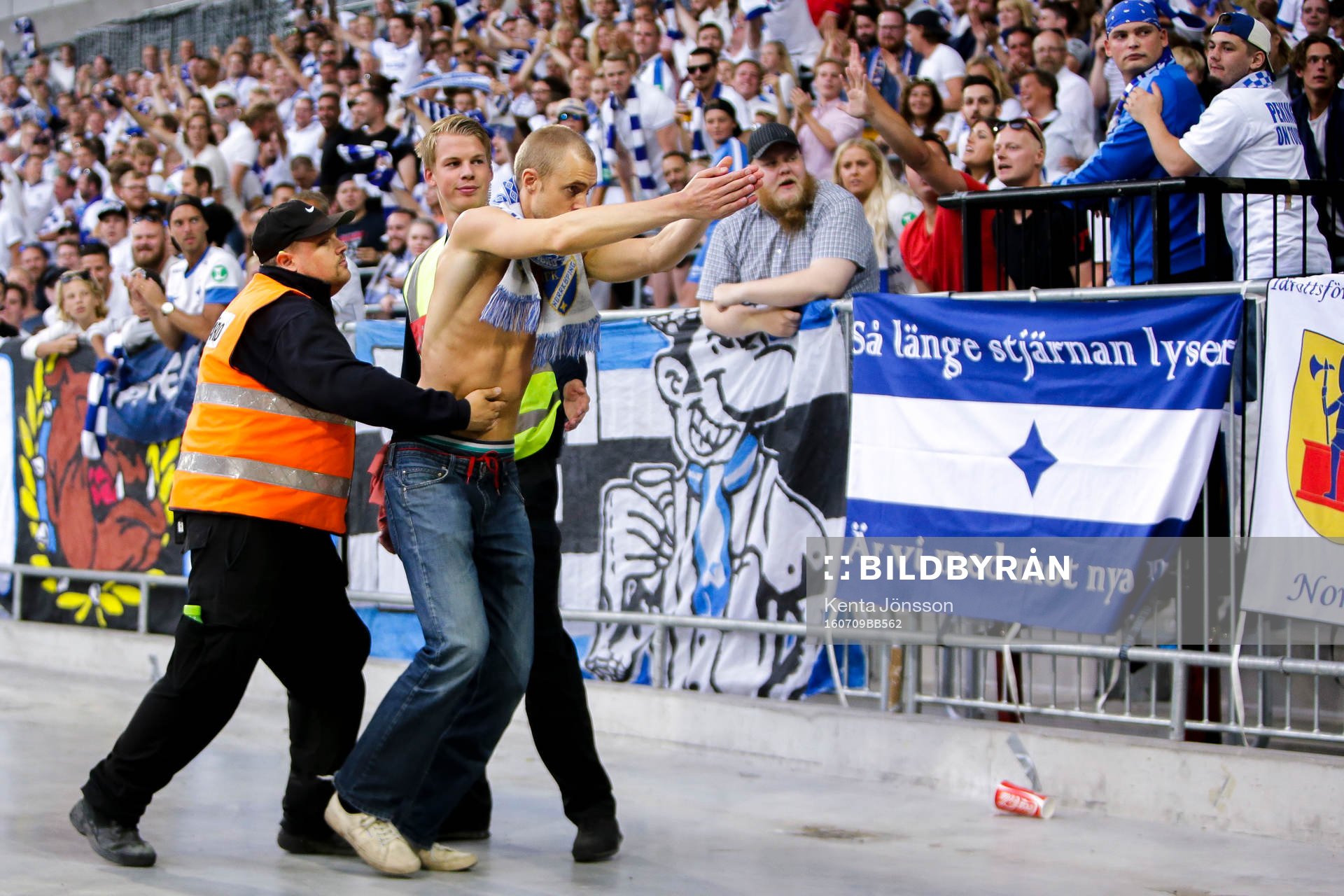 Norrköpings supporter stormar planen