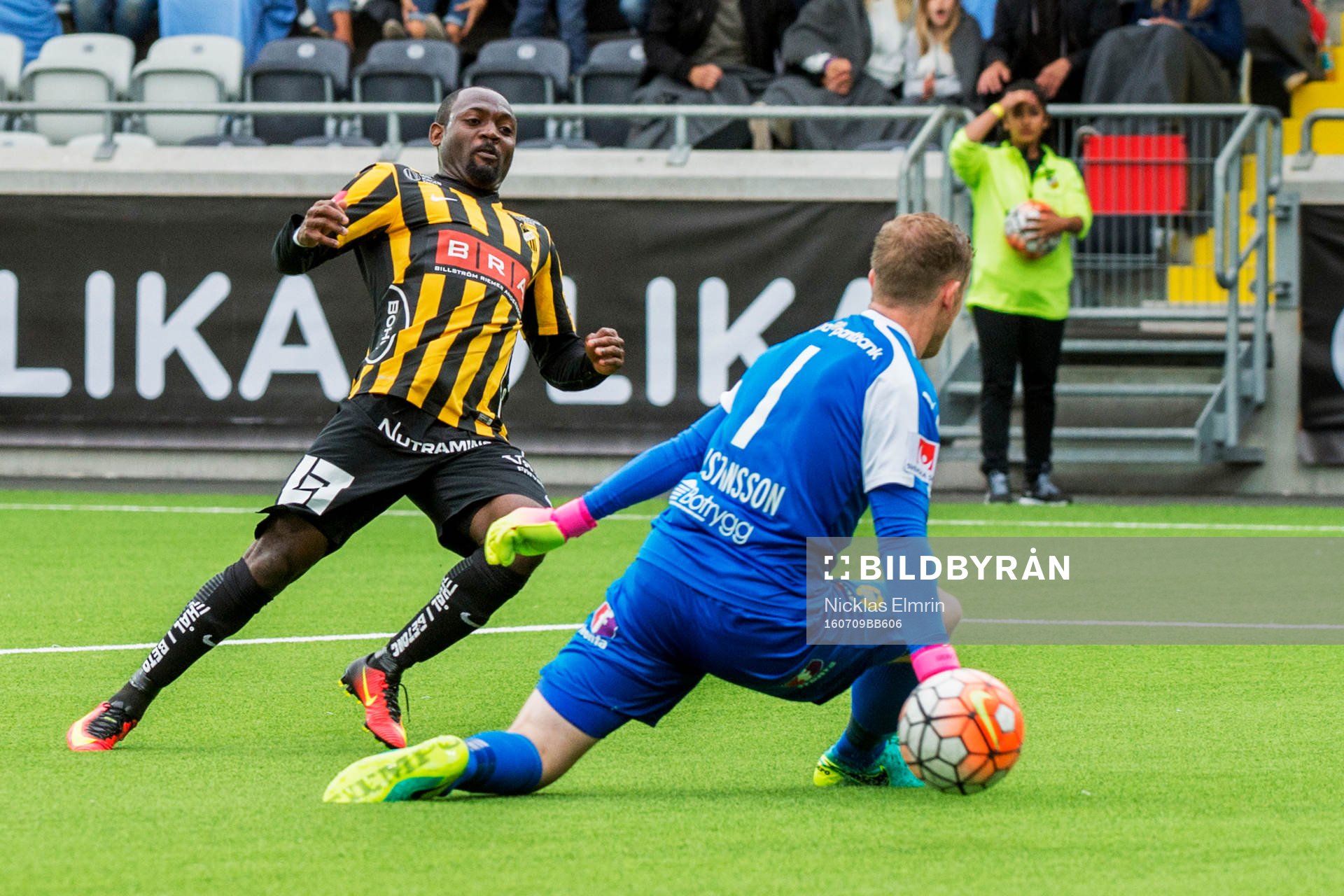 Häckens John Owoeri gör 3-1under fotbollmatchen i