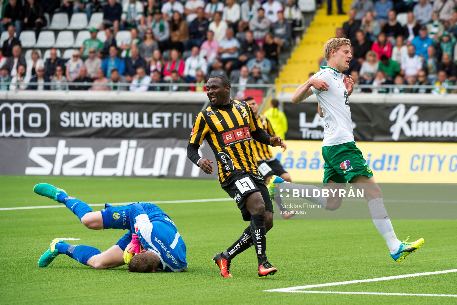 John Owoeri Hammarbys målvakt Ögmundur Kristinsson