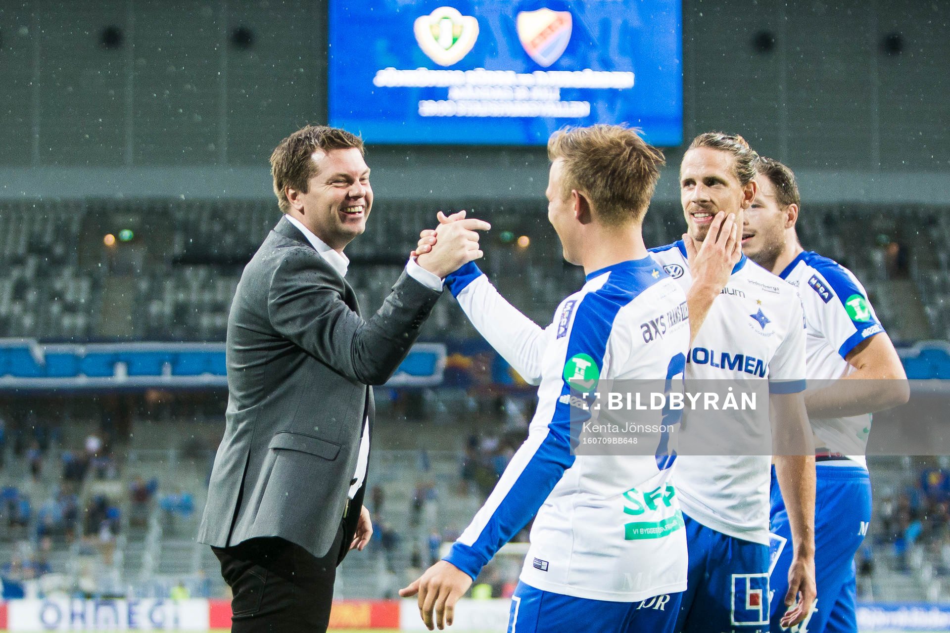 Norrköpings tränare Jens Gustafsson jublar med Nicklas