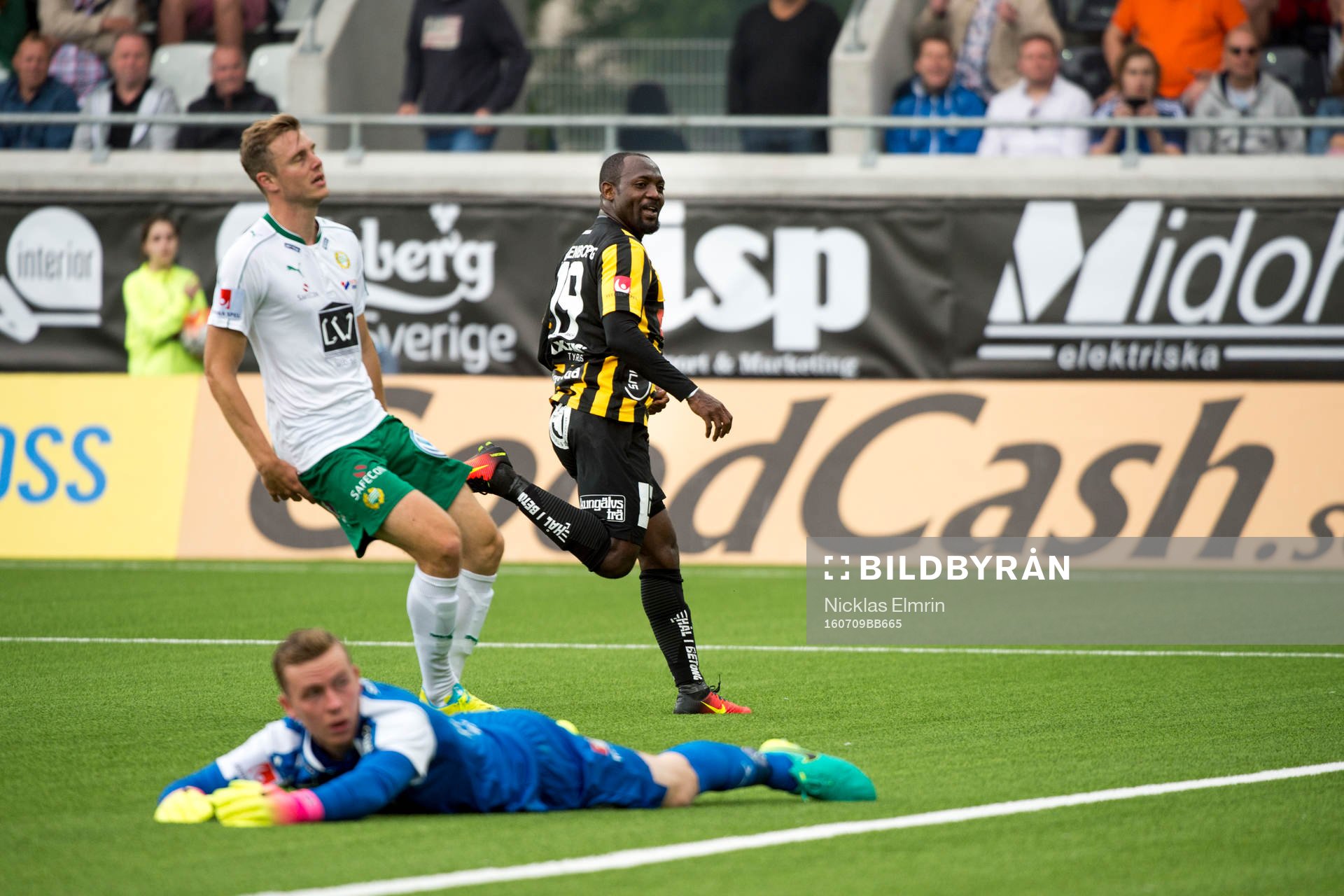 Häckens John Owoeri gör 2-1Hammarbys målvakt Ögmundur