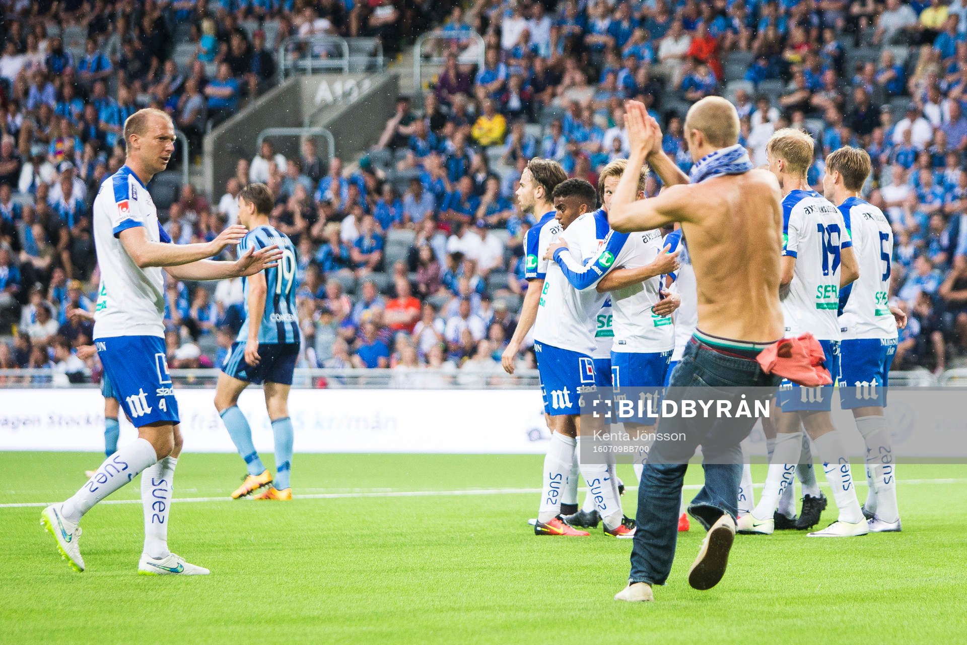 Norrköpings supportrar rusar in på planen
