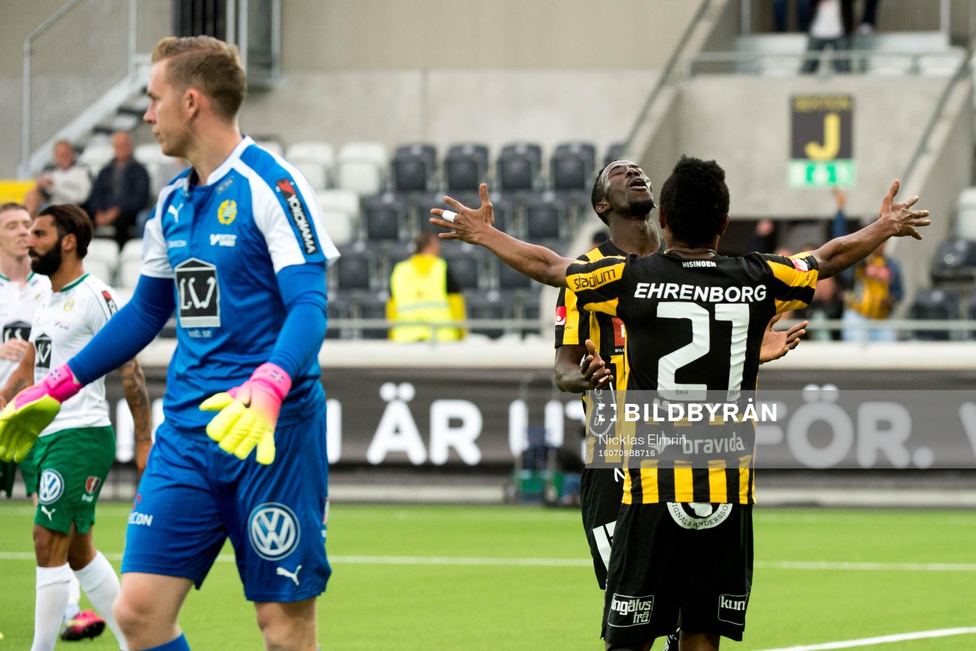 Häckens Demba Savage och Nasiru Mohammed jublar