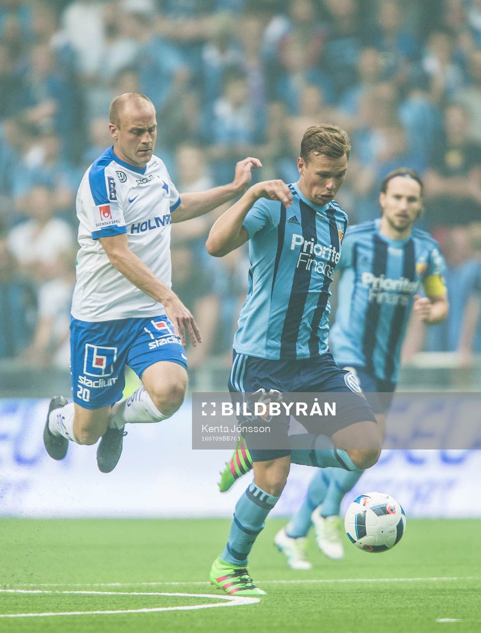 Norrköpings Daniel Sjölund i kamp om bollen med
