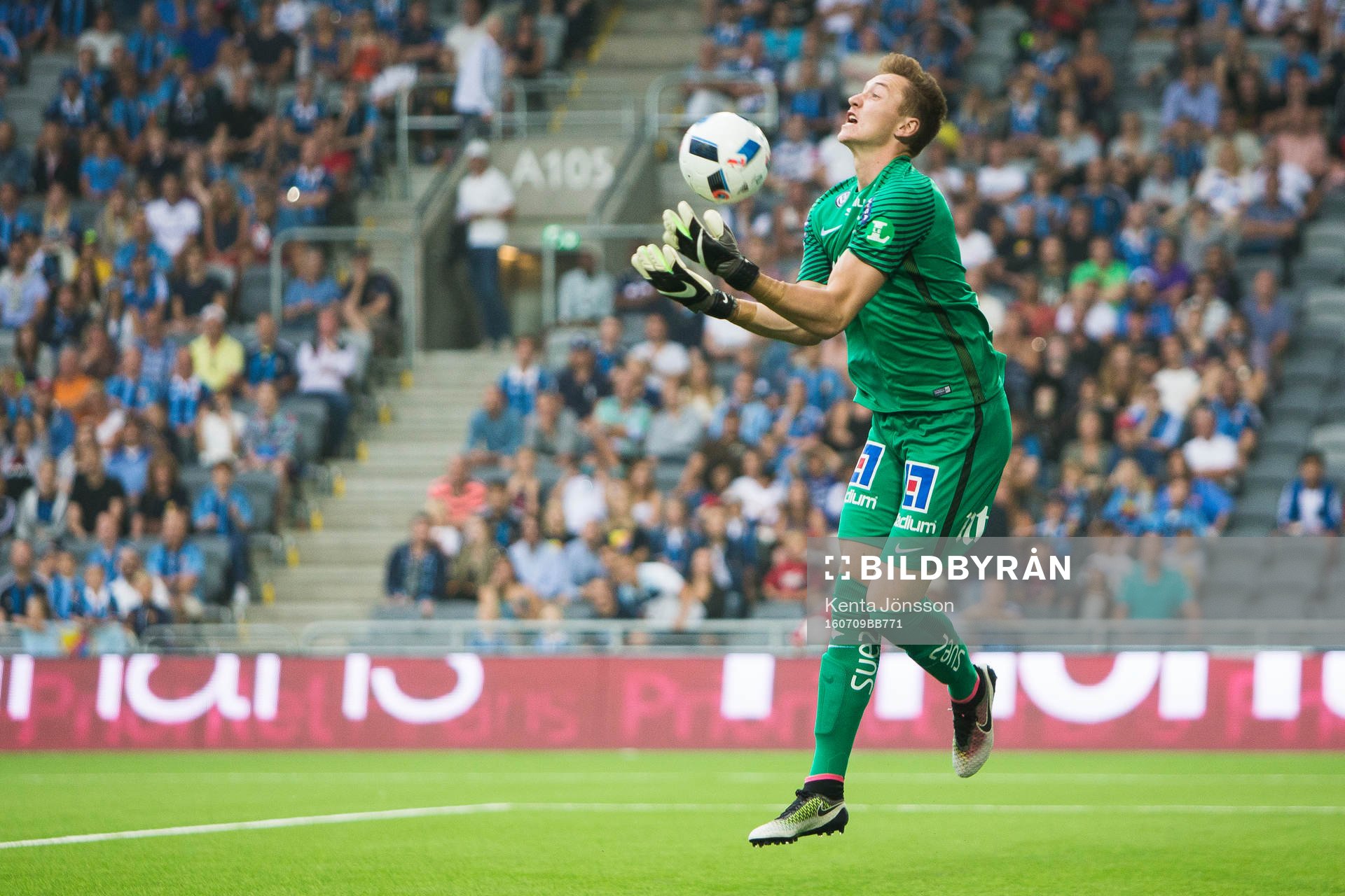 Norrköpings målvakt Andreas Vaikla fångar en boll