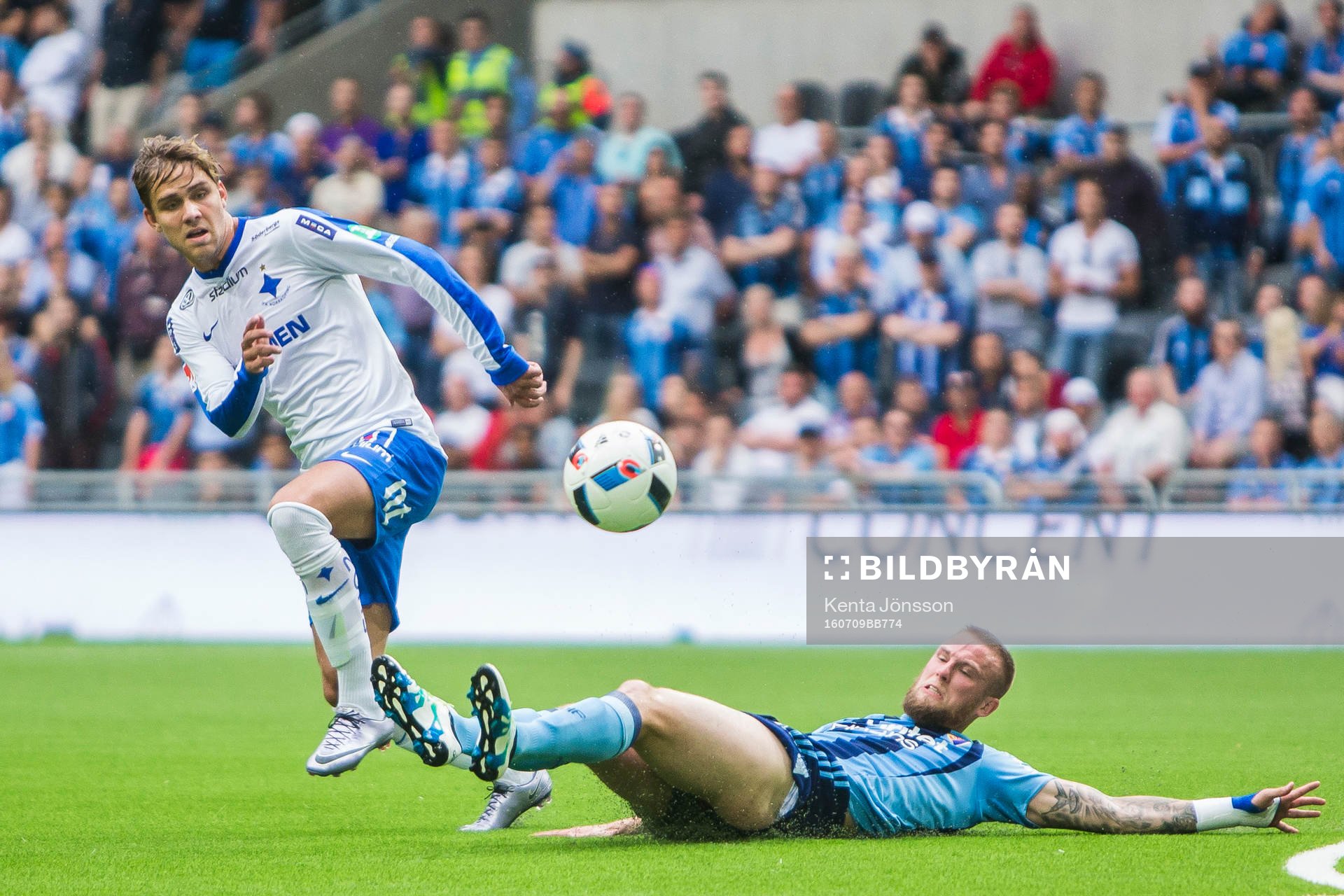 Norrköpings Christoffer Nyman i kamp om bollen med
