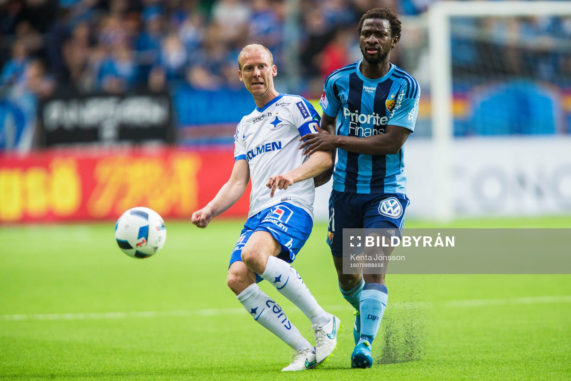 Norrköpings Andreas Johansson i kamp om bollen med