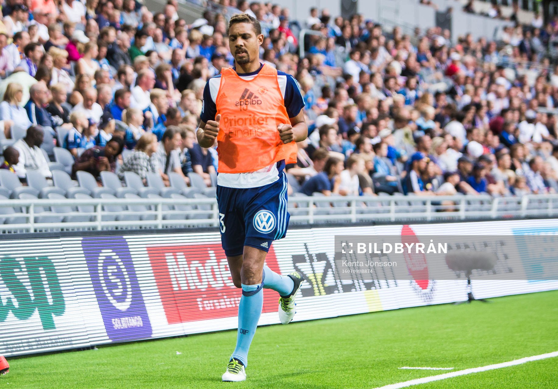 Djurgårdens Mathias Ranegie värmer upp vid sidan av planen