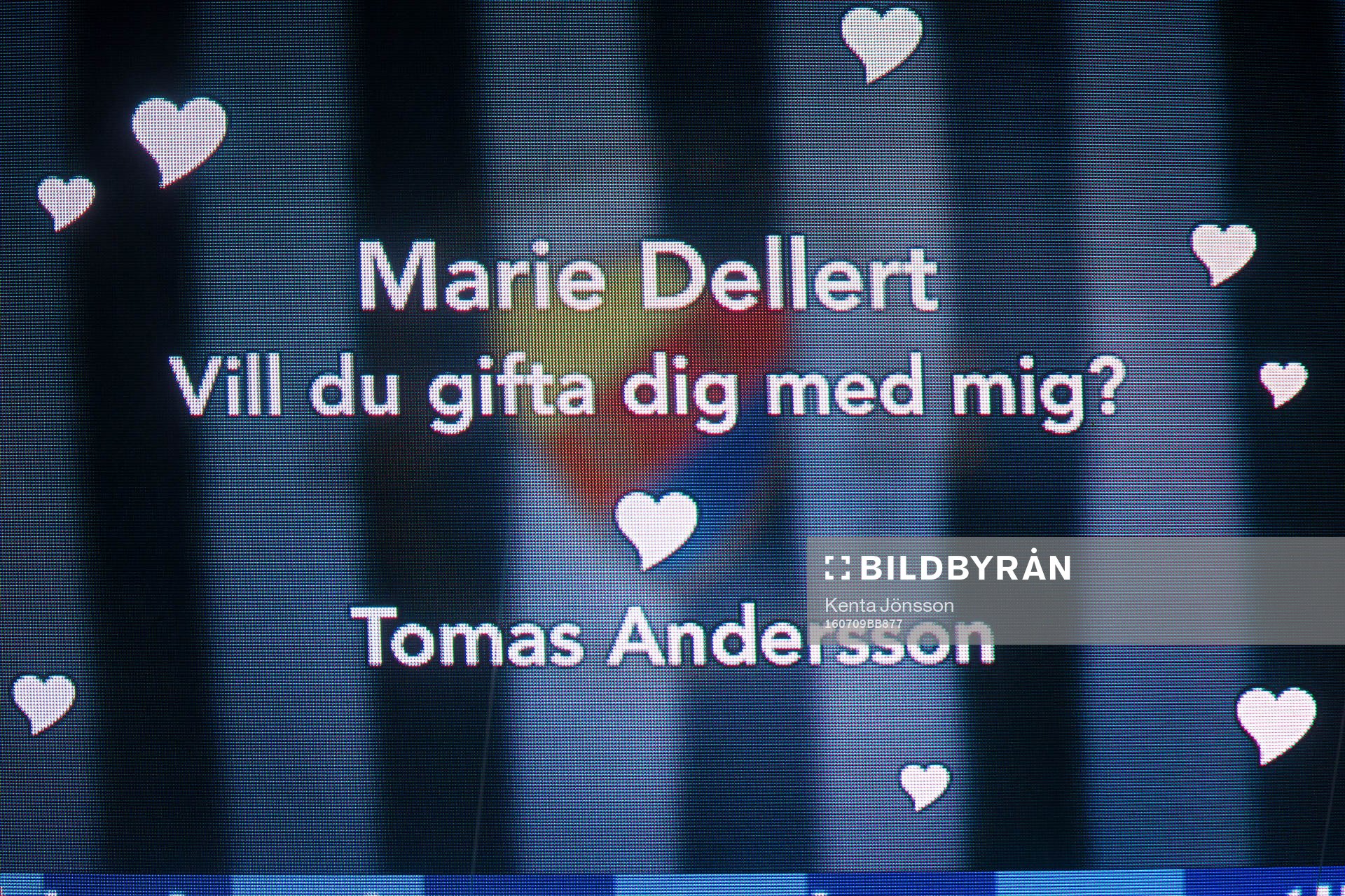 Ett meddelande med ett frieri på ljustavlan på Tele2 Arena