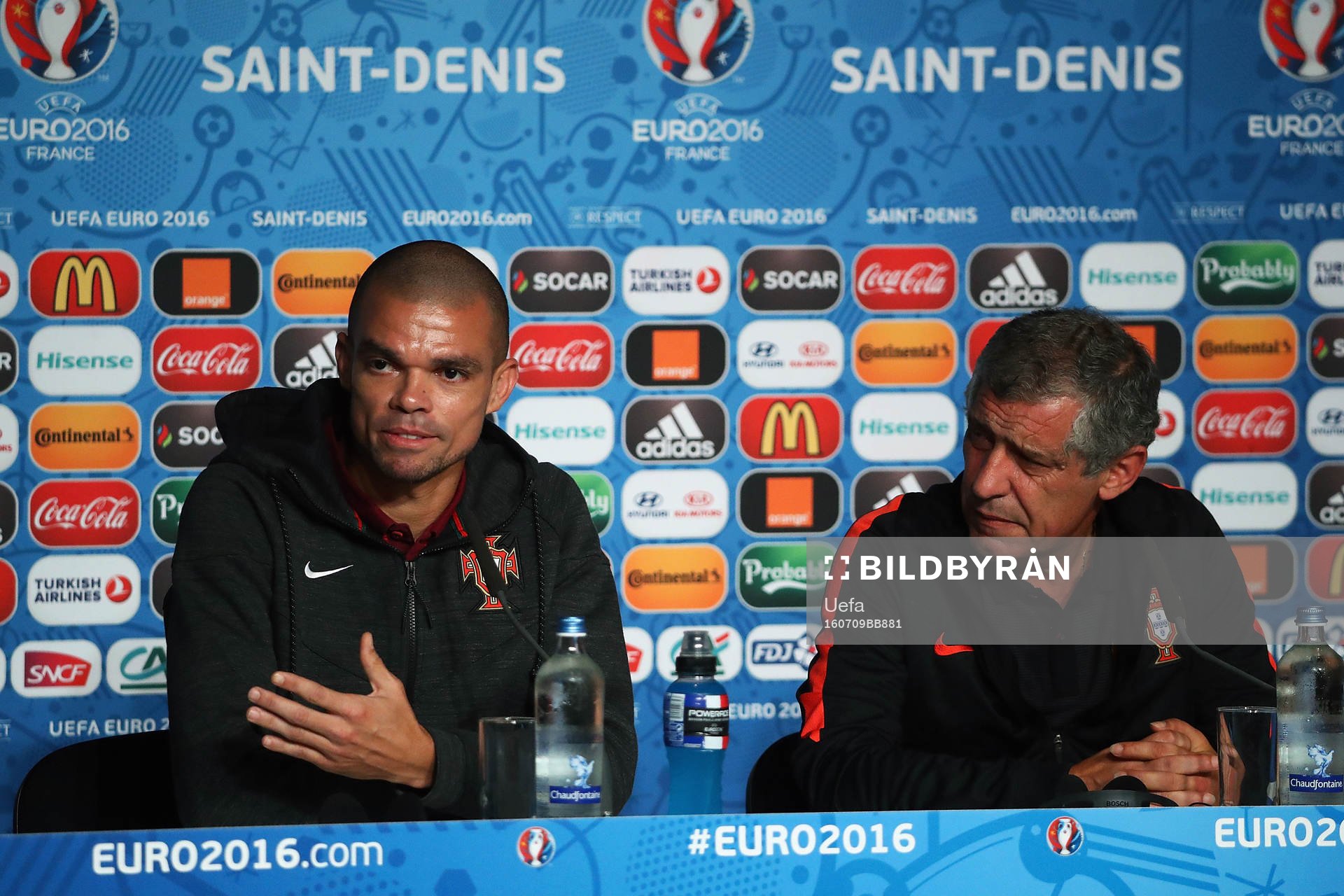 I denna handout-bild från UEFA ses förbundskapten Fernando Santos och Pepe under Portugals fotbollslandslags presskonferens under fotbolls-EM den 9 juli 2016 i Paris.