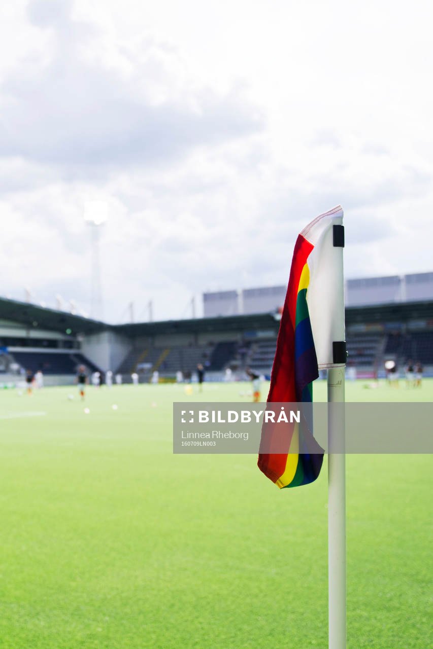 En regnbågsfärgad hörnflagga inne på Gavlevallen