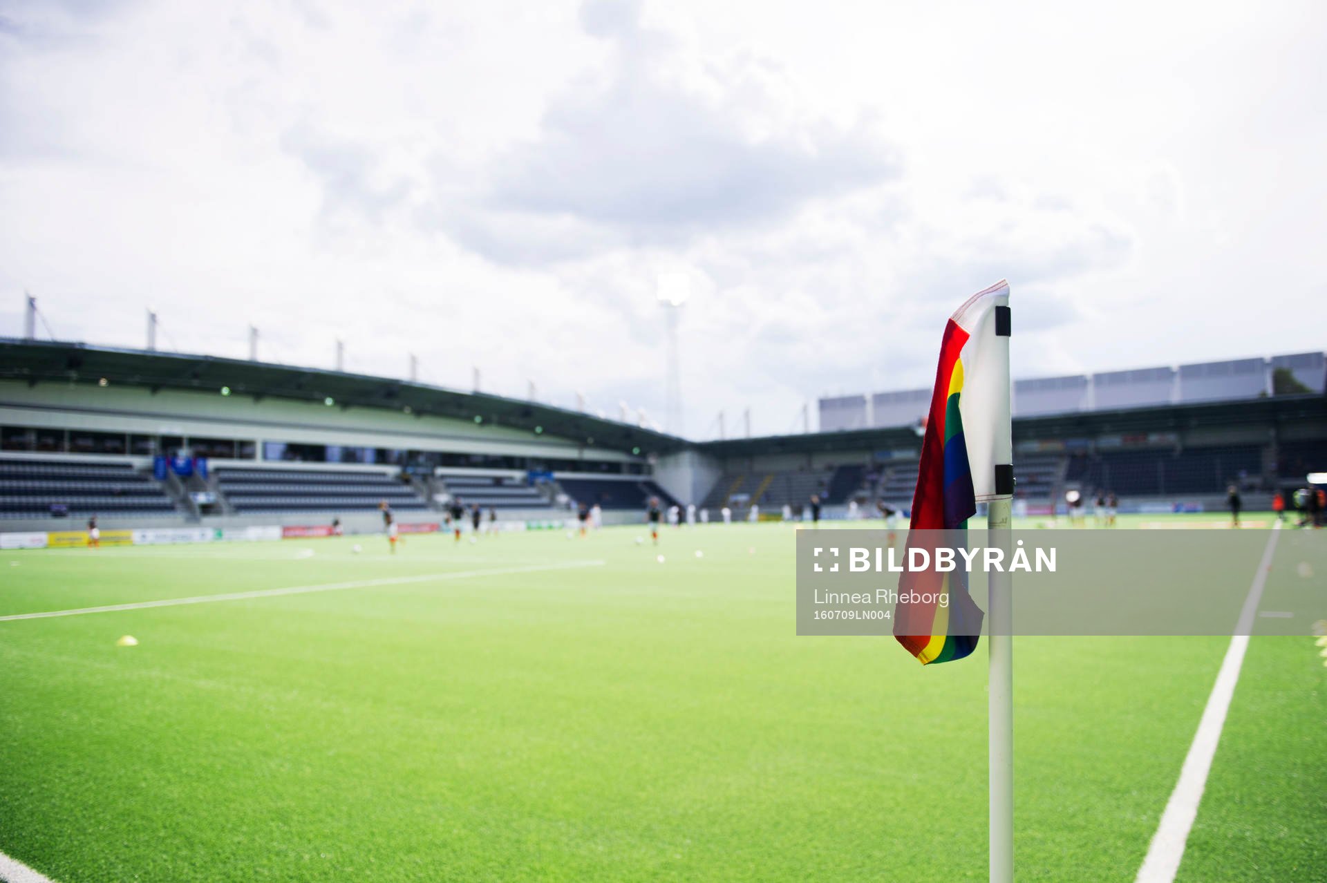 En regnbågsfärgad hörnflagga inne på Gavlevallen