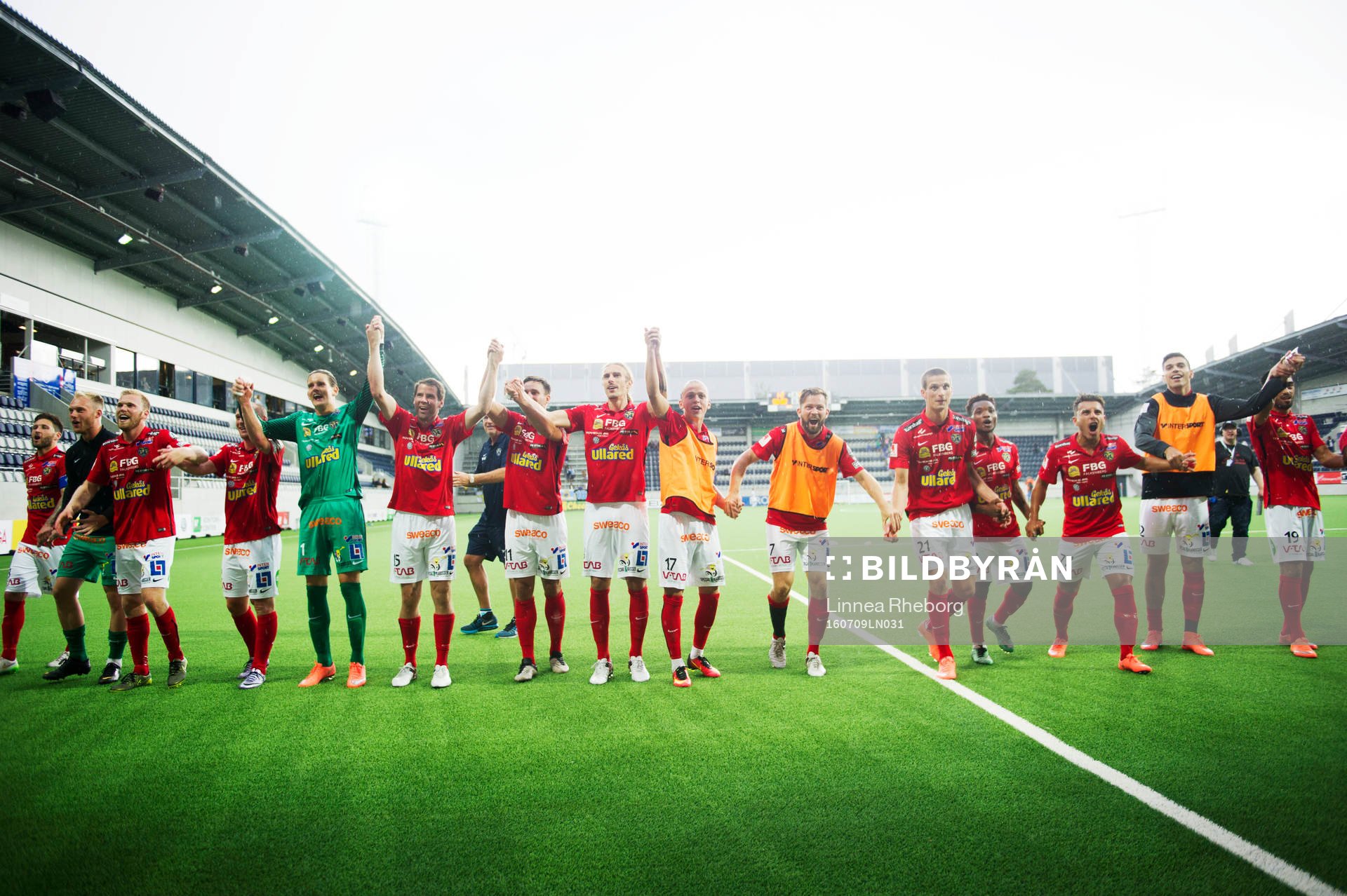 Falkenbergs spelare jublar efter fotbollsmatchen i Allsvenskan mellan Gefle och Falkenberg den 9 juli 2016 i Gävle. 