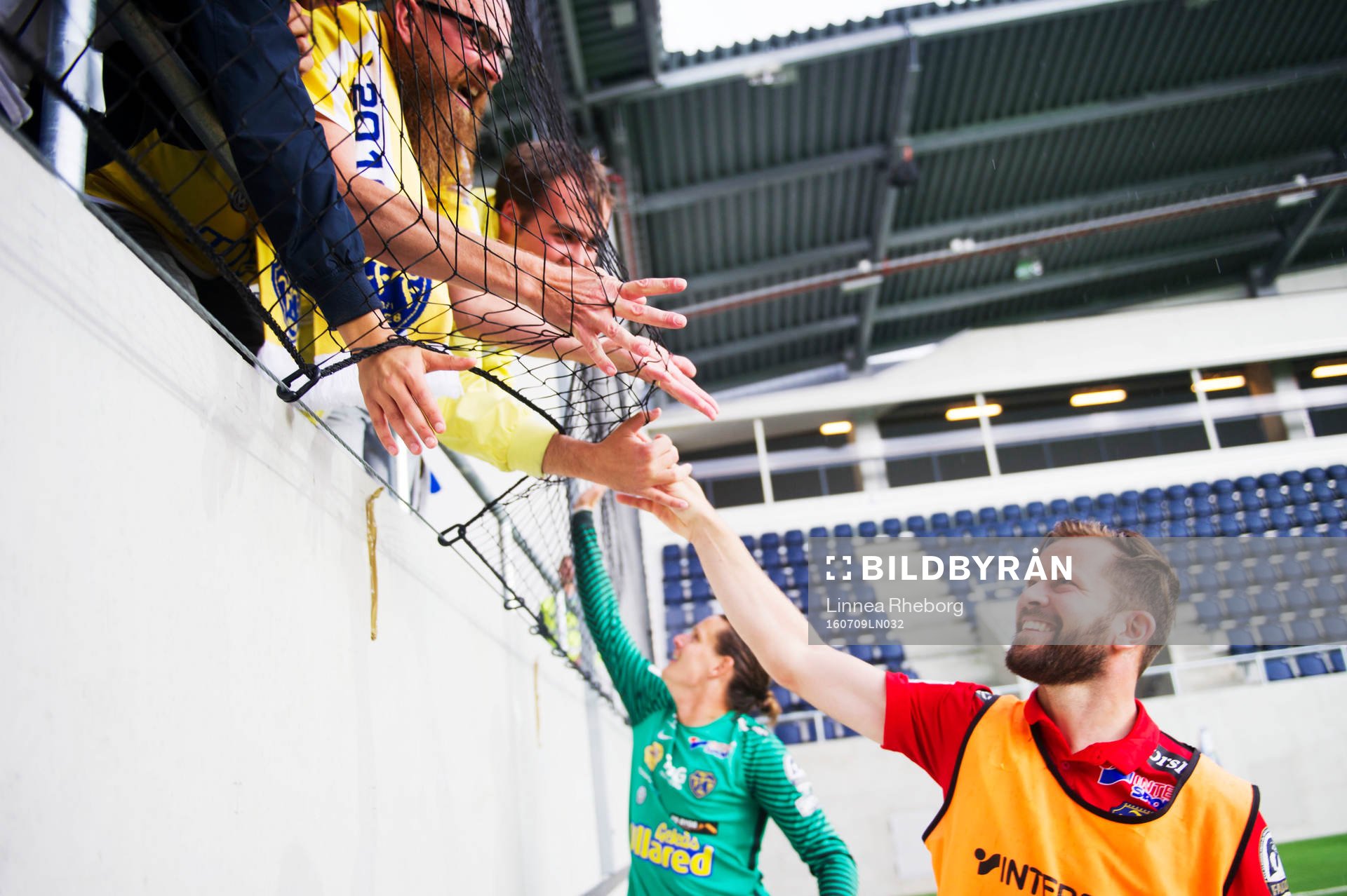 Falkenbergs David Svensson och målvakt Otto Martler tackar