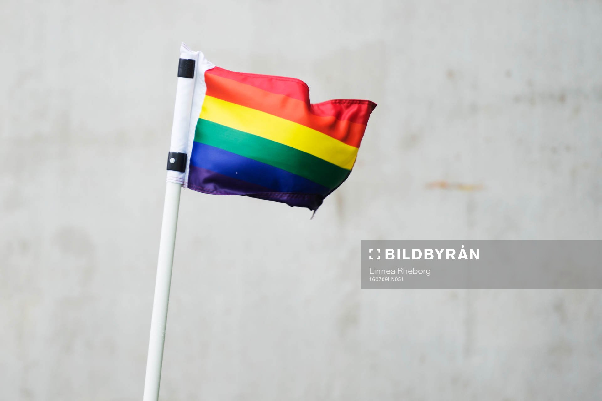 En regnbågsfärgad hörnflagga