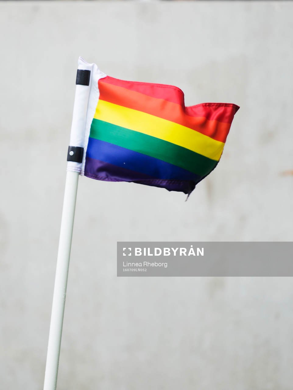 En regnbågsfärgad hörnflagga