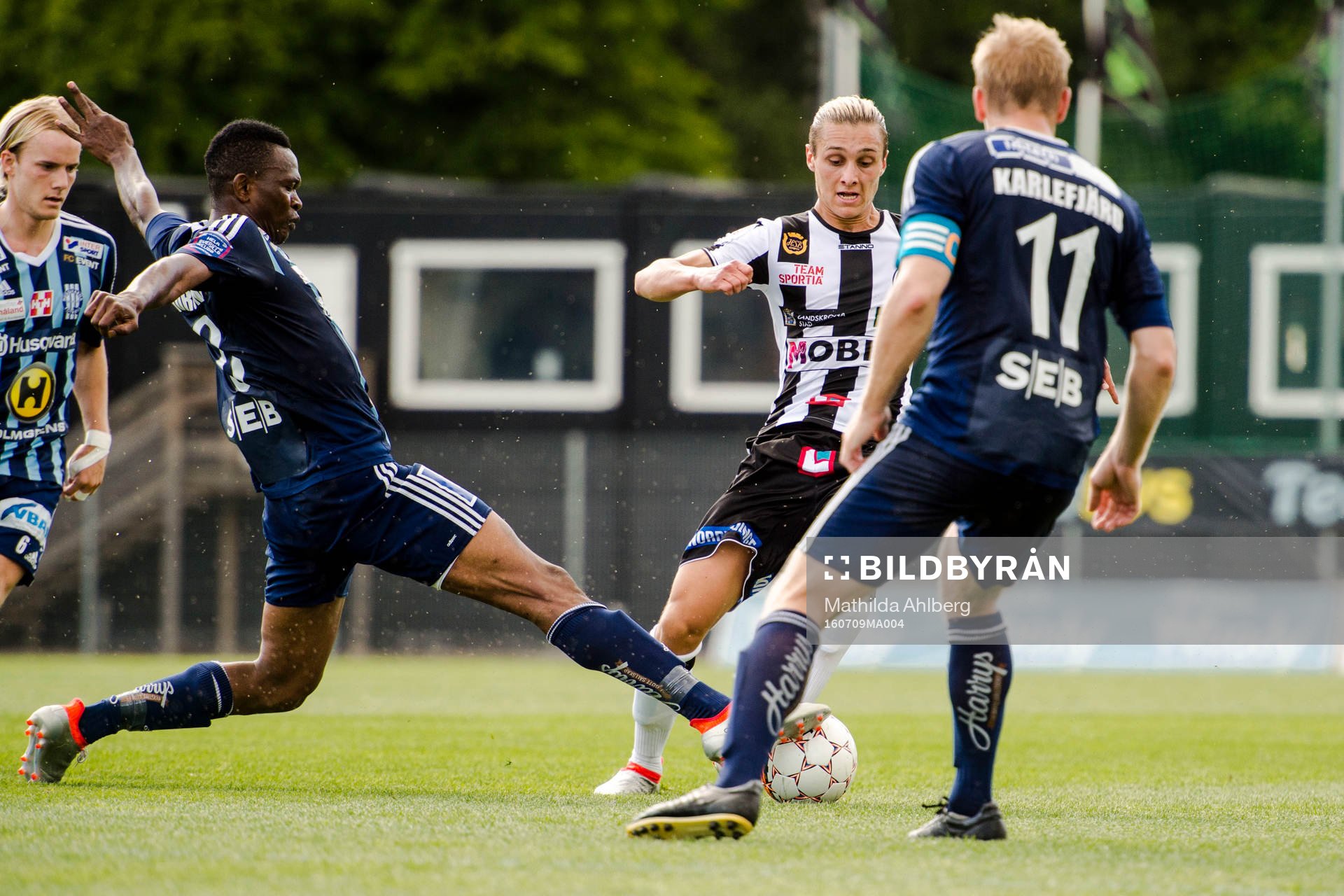 Husqvarnas Ibrahim Koroma och Johan Karlefjärd försöker