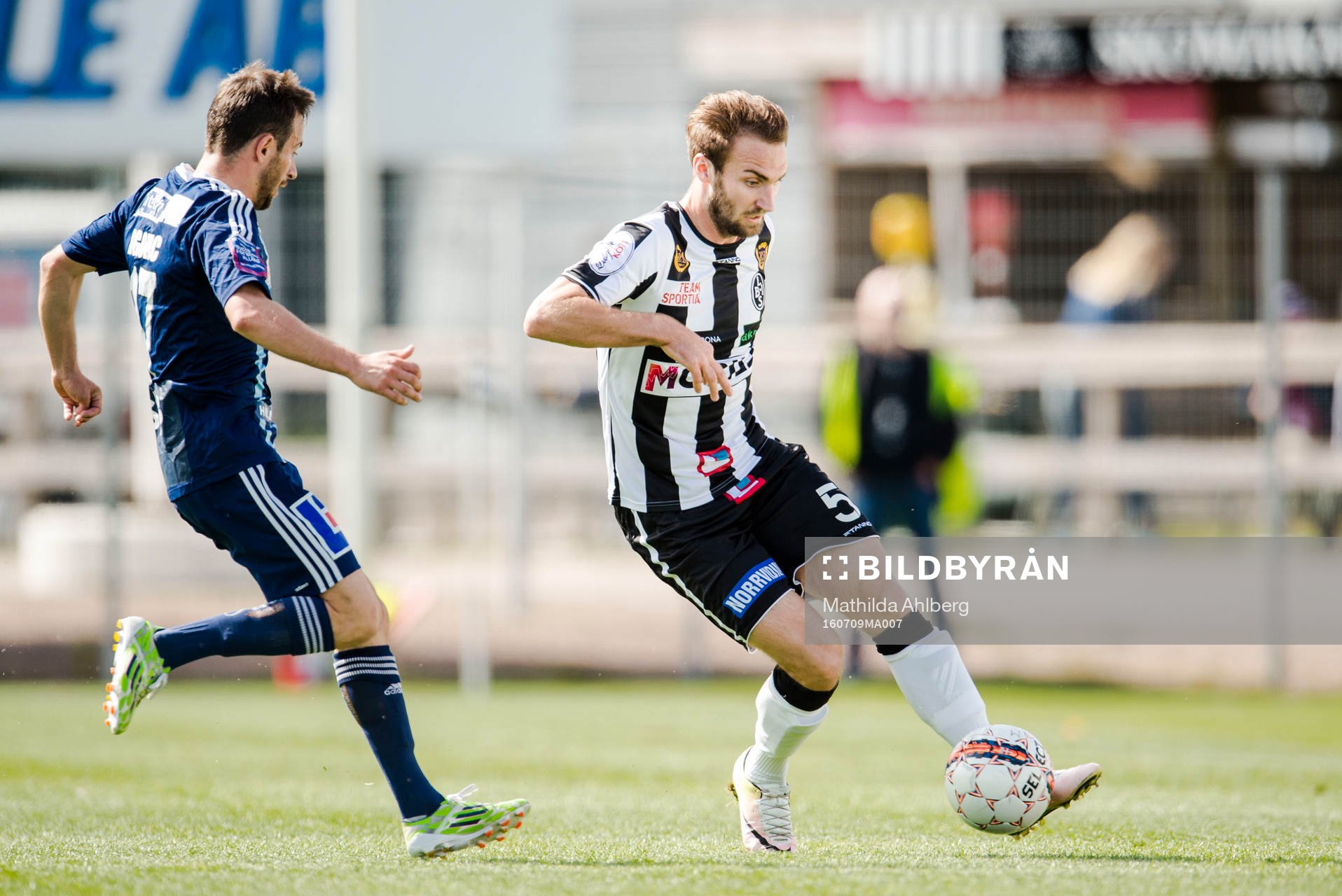 Husqvarnas Samir Agovic försöker ta bollen från