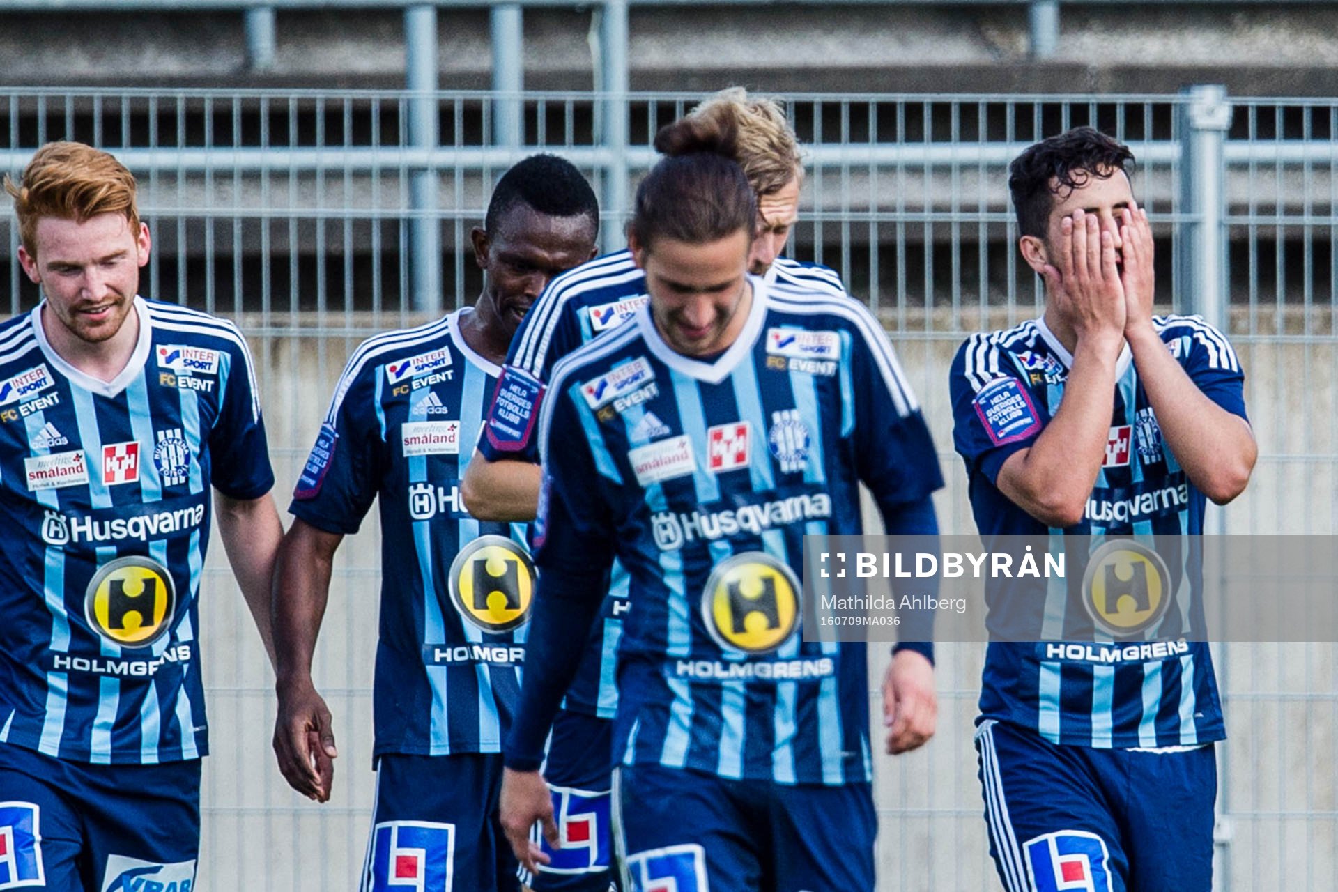 Husqvarnas spelare jublar tillsammans med Arber Hasani efter hans mål under fotbollsmatchen i Division 1 Södra mellan Landskrona och Husqvarna den 9 juli 2016 i Landskrona.