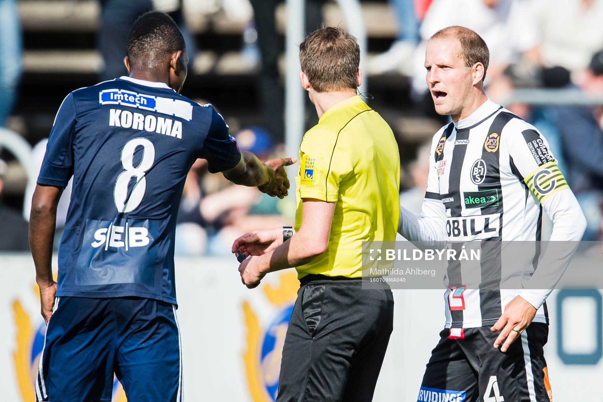 Husqvarnas Ibrahim Koroma och Landskronas Mikael Dahlgren i
