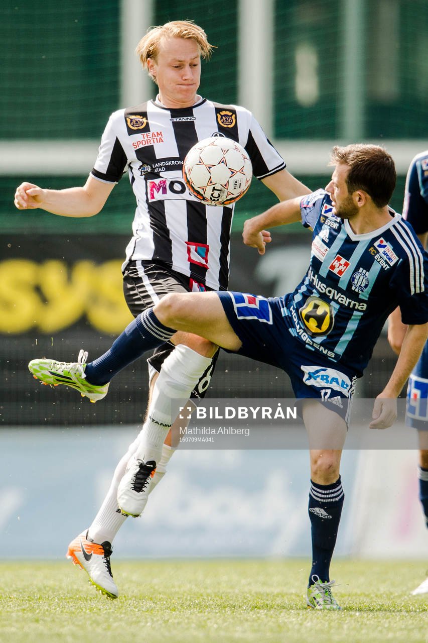 Landskronas Måns Ekvall och Husqvarnas Samir Agovic i