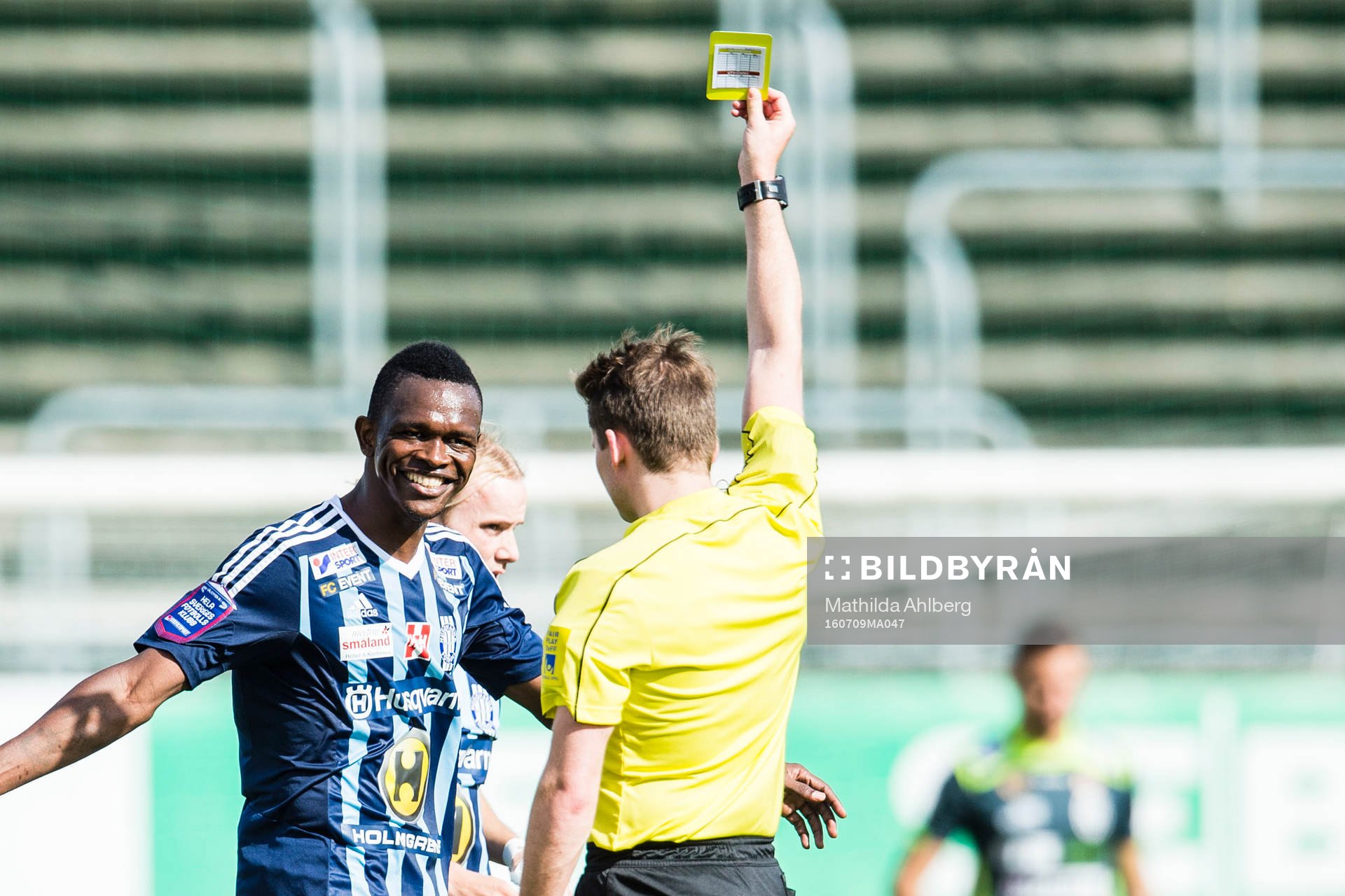 Husqvarnas Ibrahim Koroma får gult kort