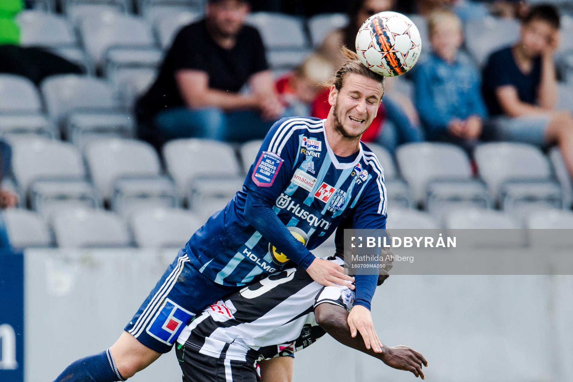 Husqvarnas Edin Hamidovic i duell om bollen med Landskronas