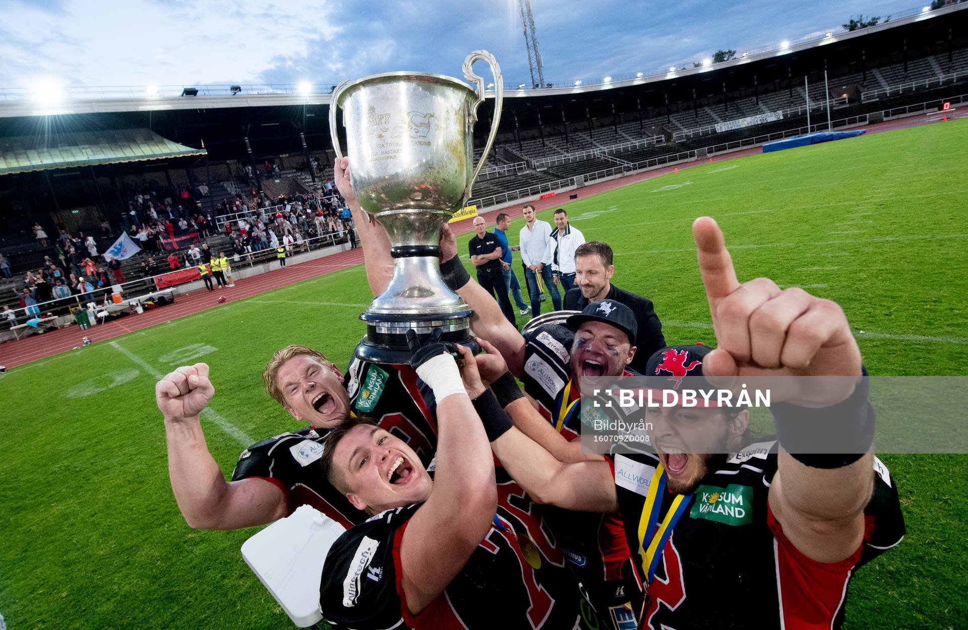 Carlstad united spelarna firar guldet med SM bucklan