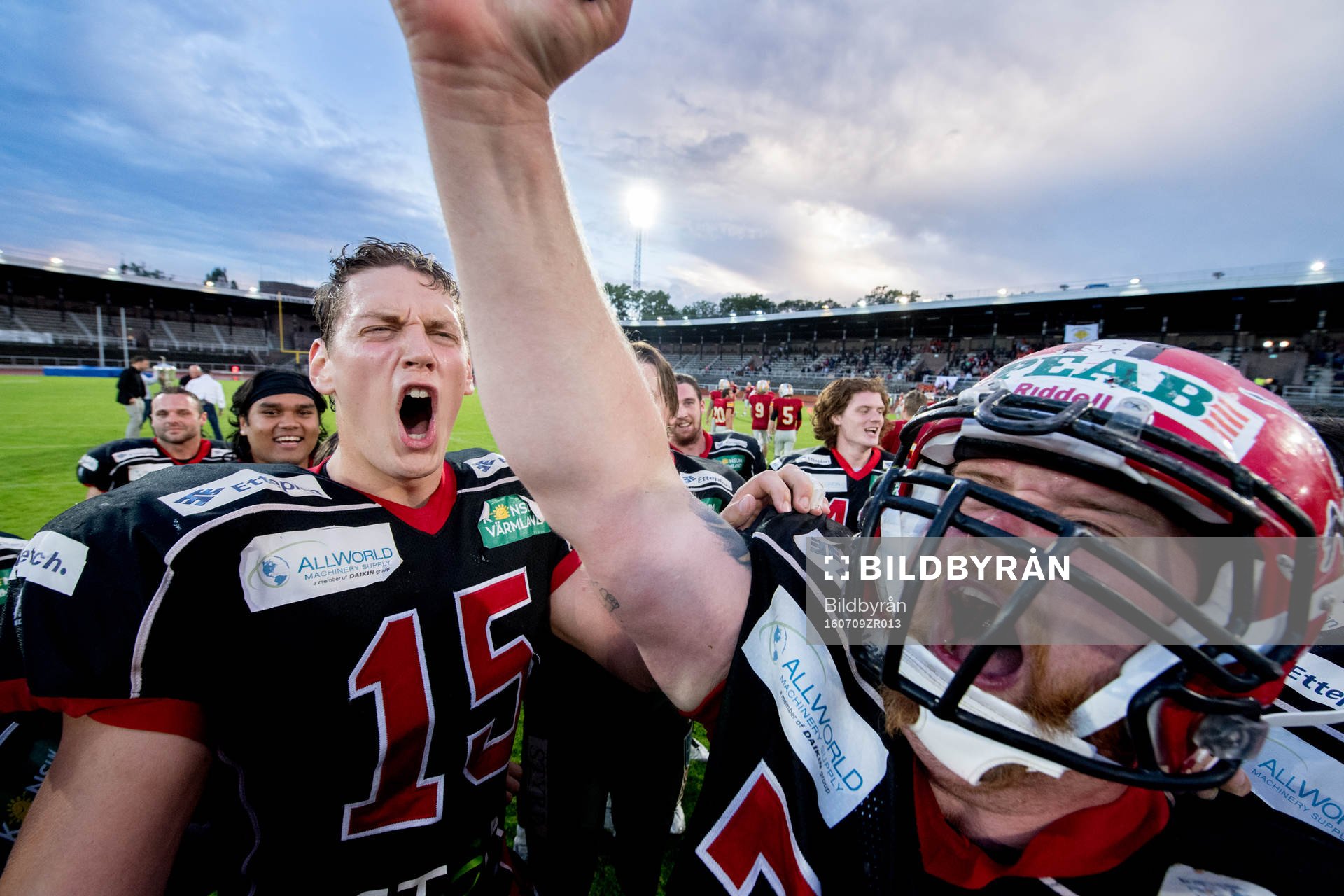 Patrik Nyman och Kristoffer Hellborg firar segern efter SM finalen i Amerikansk fotboll för herrar mellan Uppsala 86ers och Carlstad united på Stockholms stadion i Stockholm den 9 juli 2016