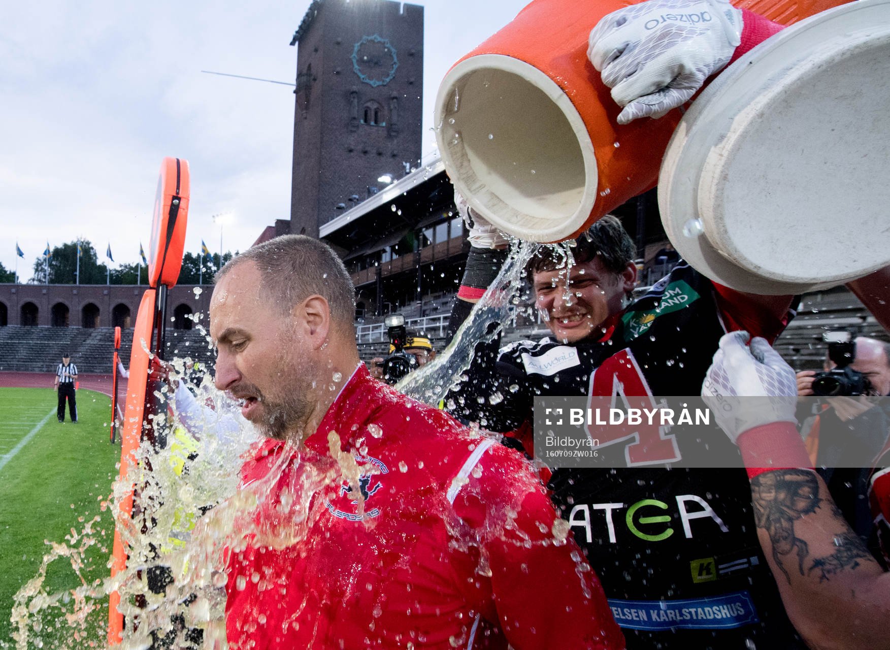 Carlstads head coach Tracey Gere får saftvatten över sig